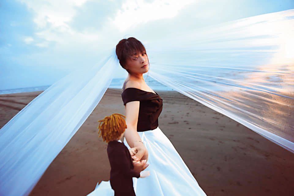 5月中旬,林詩潔製作完成代表董耀文的小人偶,帶著人偶拍結婚週年婚紗。(林詩潔提供)