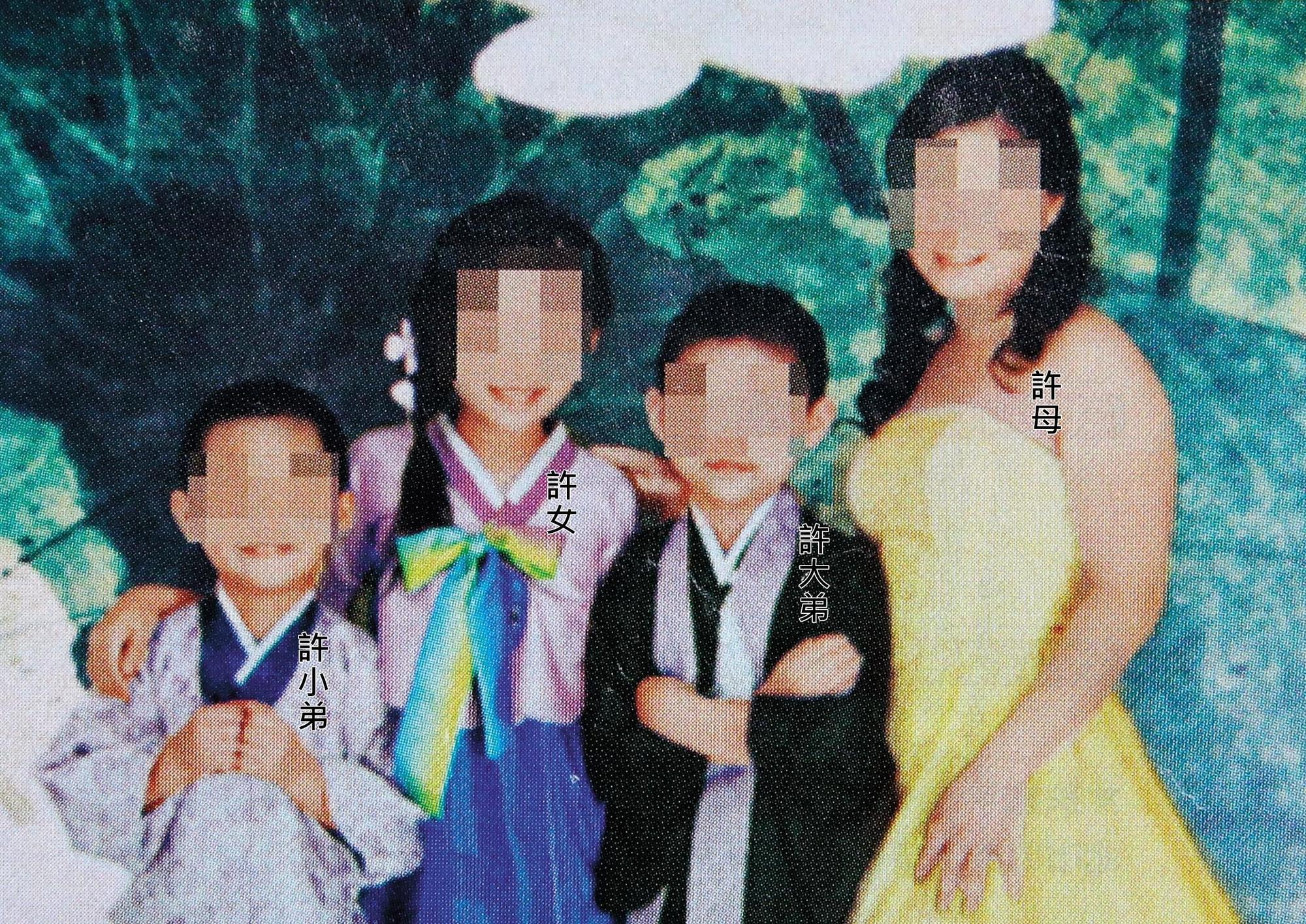 許女小學時與當時還在世的母親、弟弟合照,如今母親、小弟已往生。(翻攝畫面)
