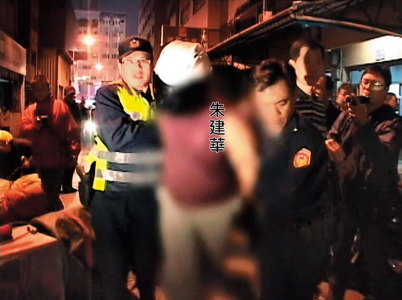 警方解救遭挾持的許女後,將朱建華押解到警局偵訊。(東森新聞提供)