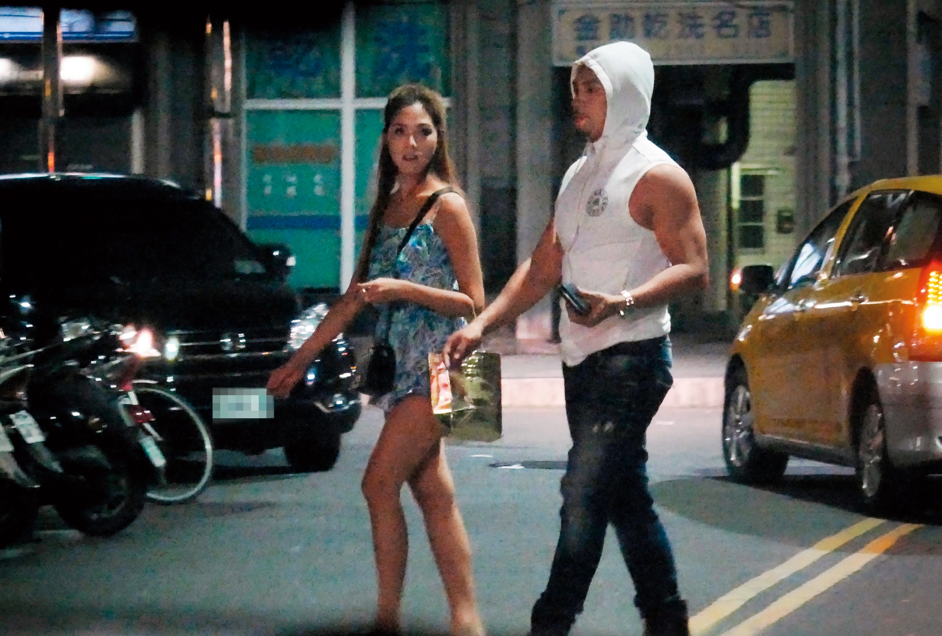 5/19 00:08 下車後，夢多（右）和書那娜（左）同行，準備回夢多位於林森北路附近的住家。