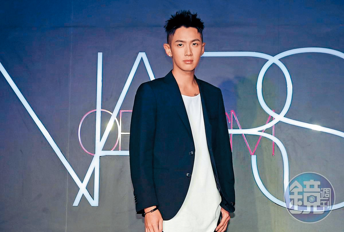 柯震東桃花超旺，前年底還與李毓芬交往時，被爆出「指劈」韓國超模Irene Kim。