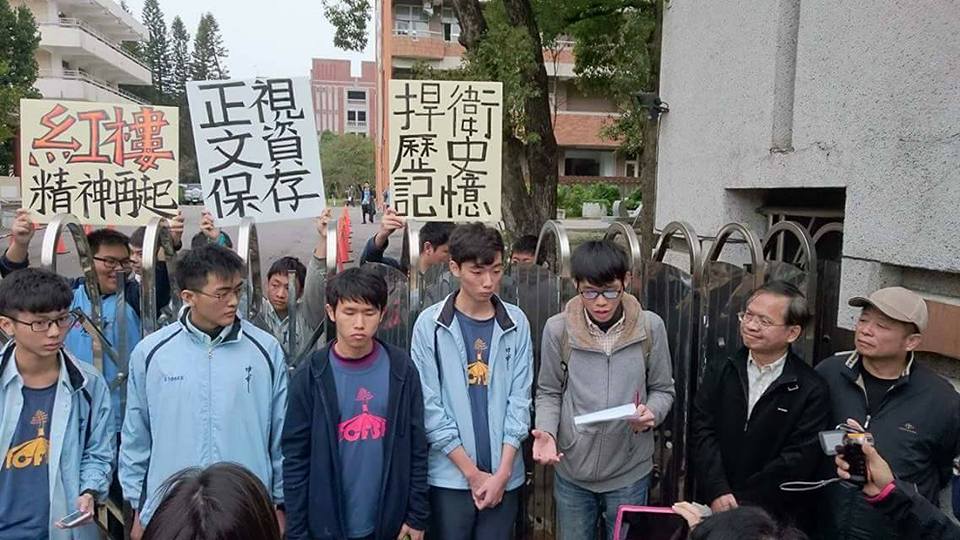 2015年反課網運動時，高二的廖崇倫（左3）帶領同學一起到校門口抗議。（廖崇倫提供）