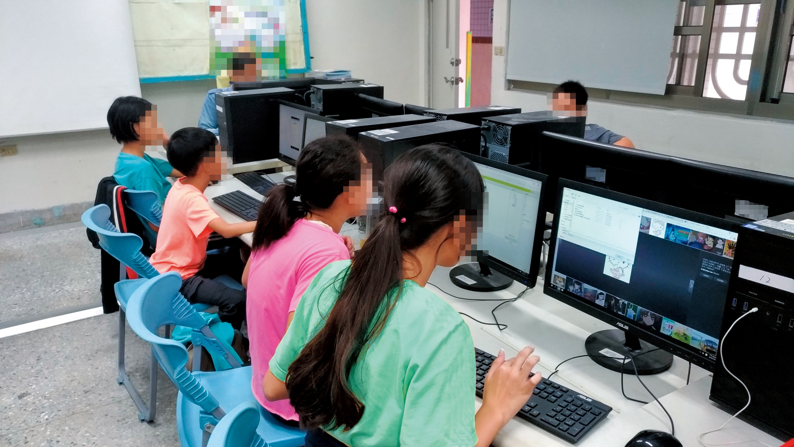 各地小學目前大都設有電腦教室,台中某國小李姓教師卻以自己座位的電腦做個人教學,誘騙女學生進行猥褻。(圖為示意畫面,非當事人與教室)