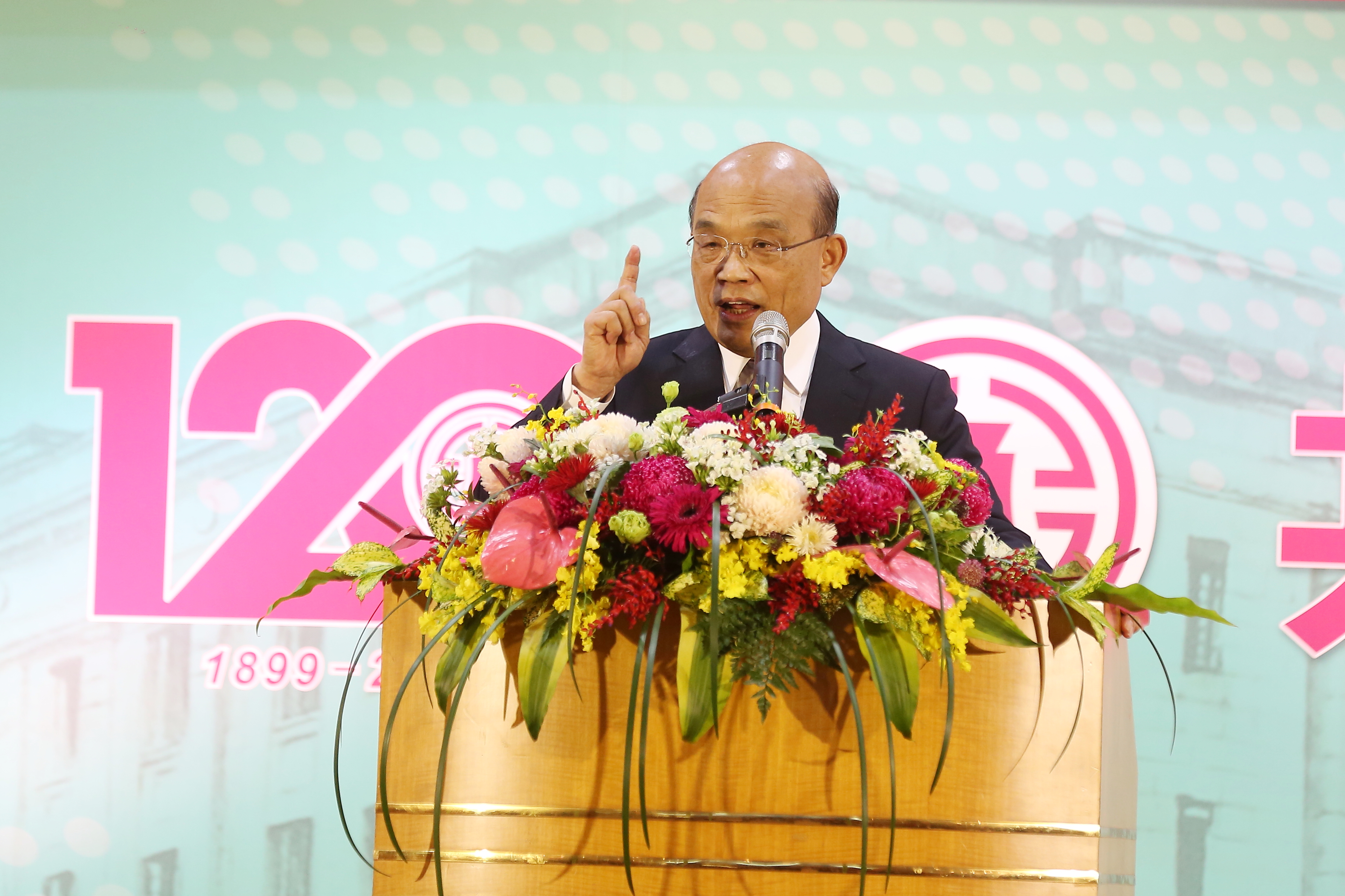 行政院長蘇貞昌到恆春視察醫院重建進度，有感國境之南醫療匱乏，下令加速工程，預算無上限。（本刊資料照）