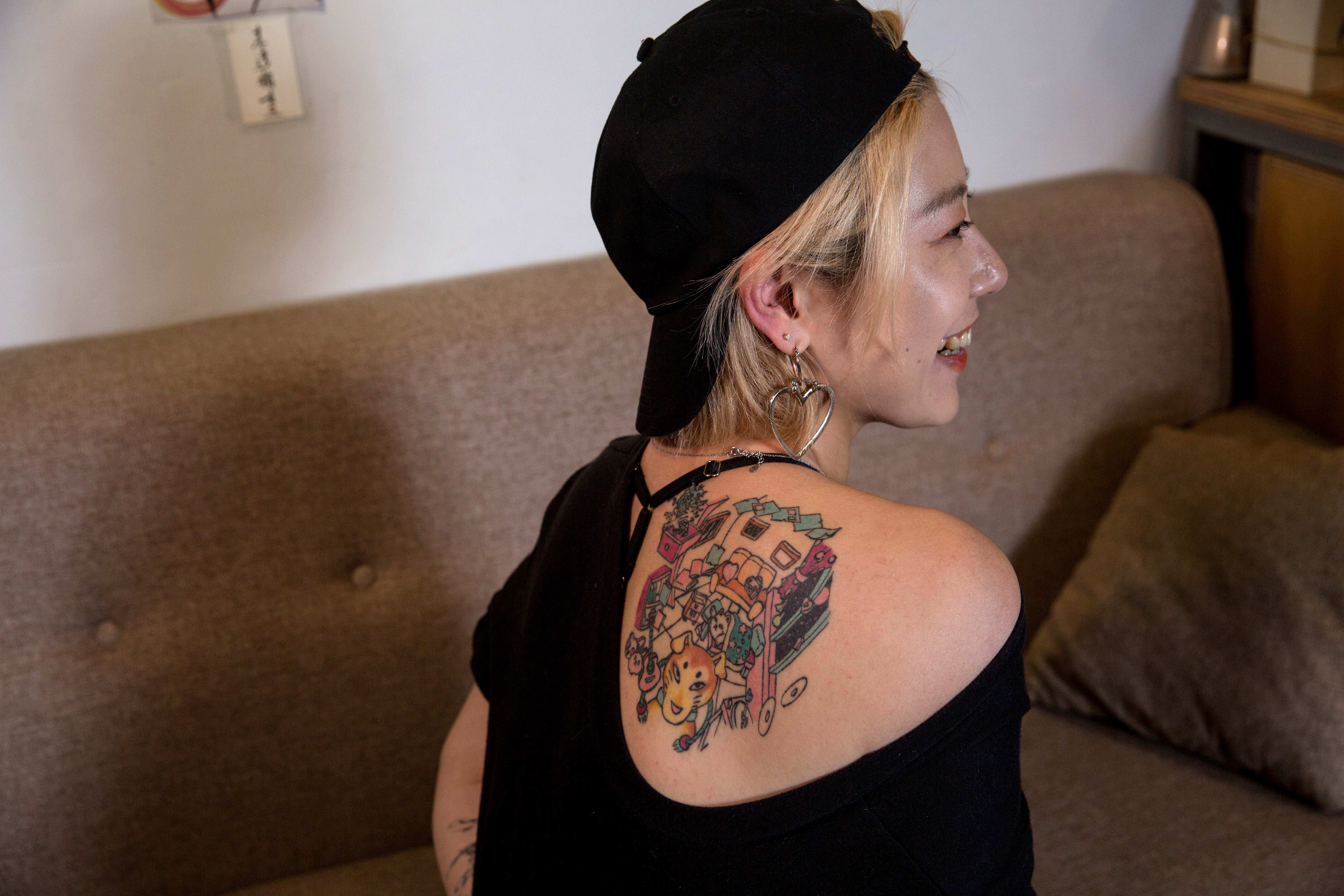 宋晉儀背上有個風格獨特的刺青，出自刺青師「靈子同學」之手。