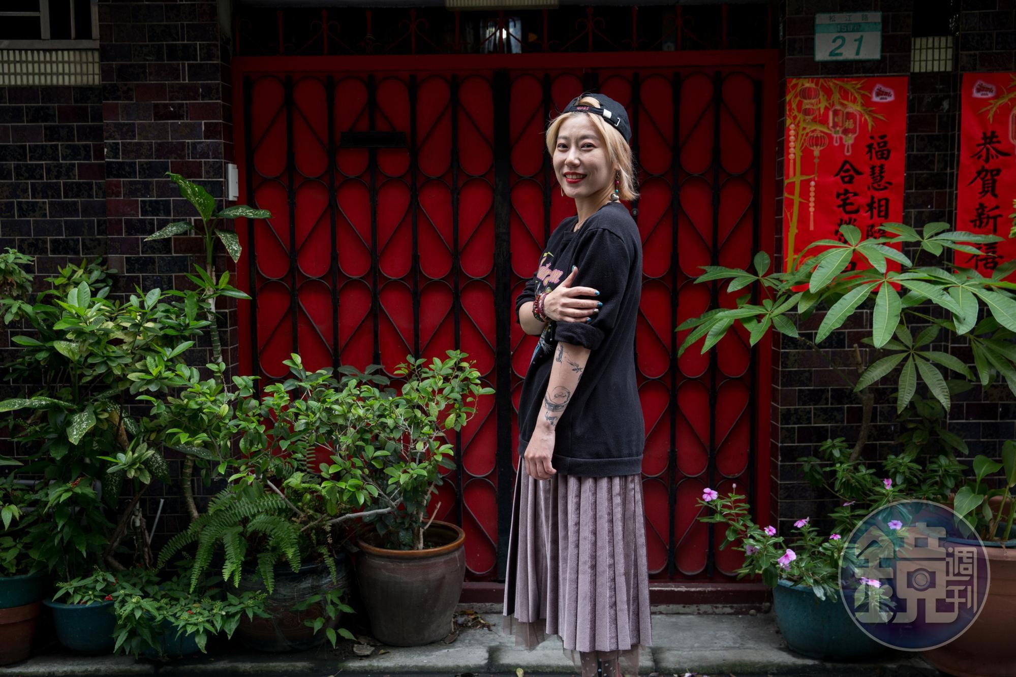 曾經自殘的宋晉儀如今學著跟憂鬱和平共處，手上的傷痕已成刺青。