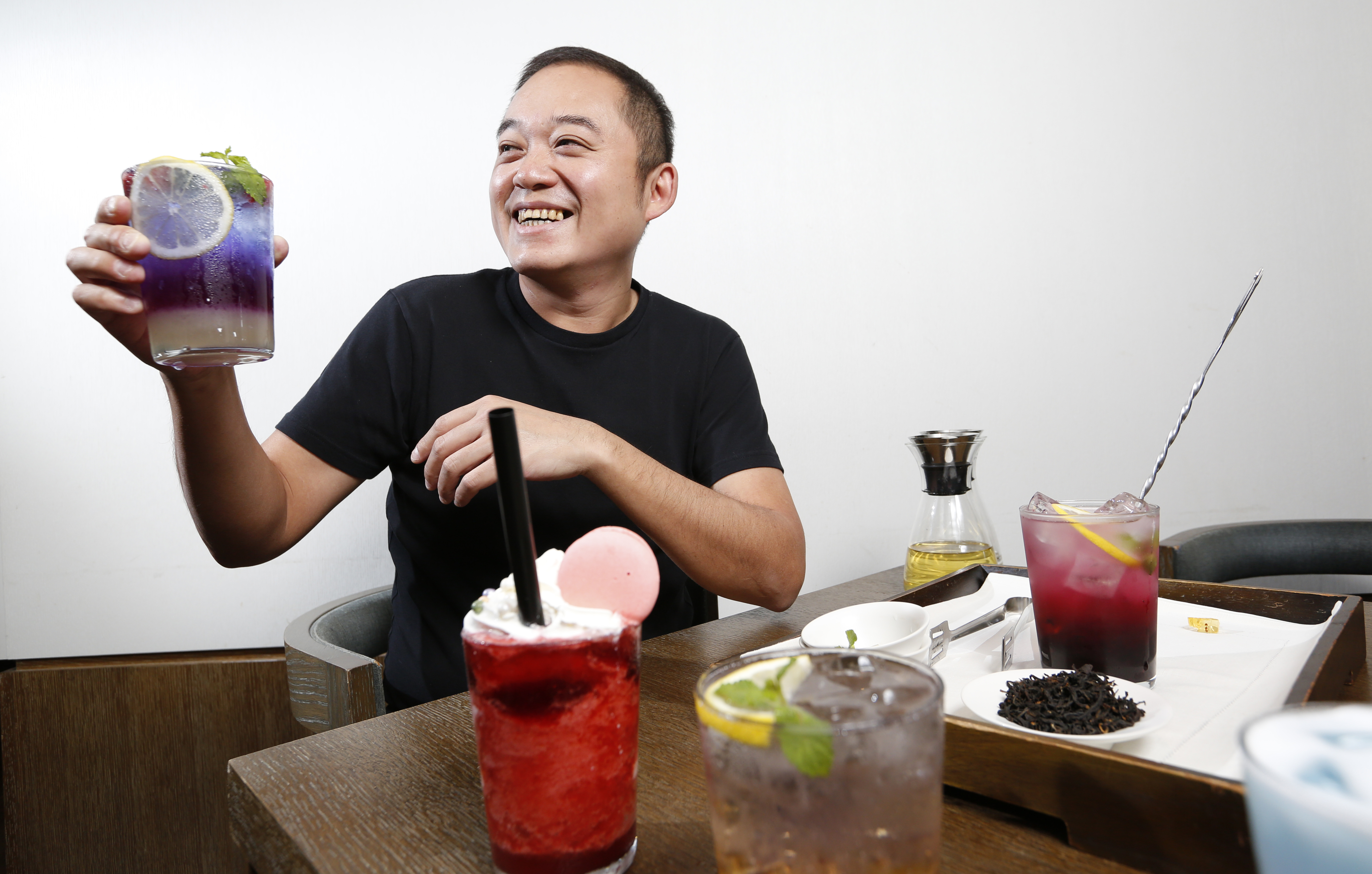 今年44歲的王子豪沒有回夏姿接班，準備投入手搖飲市場，從采采食茶延伸出去的手搖飲品牌，要讓消費者買到好看又好喝的飲料。