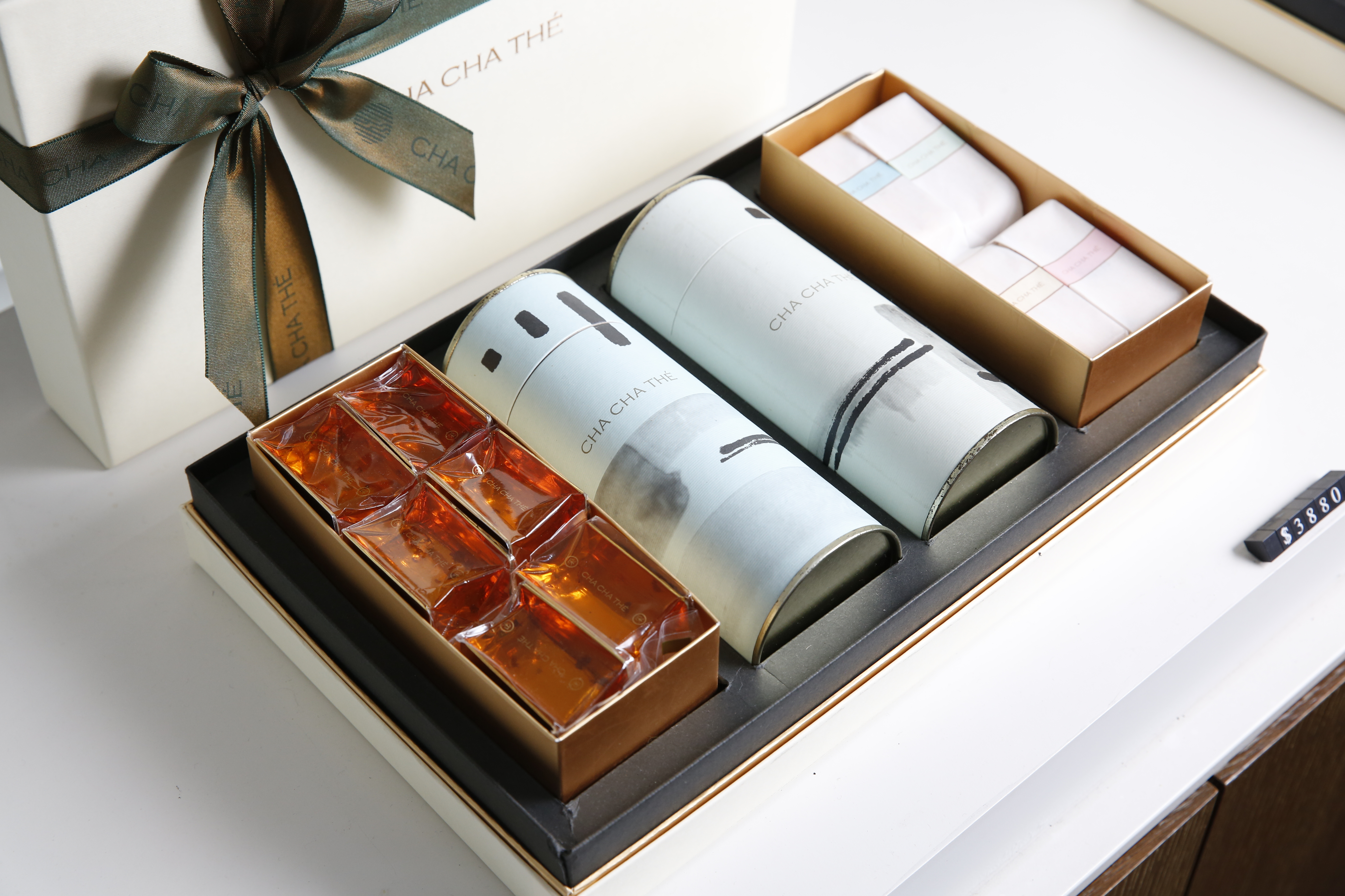 王子豪做手搖飲不計成本，加入由蜂蜜、燕窩、金箔製成的「黃金糖」。