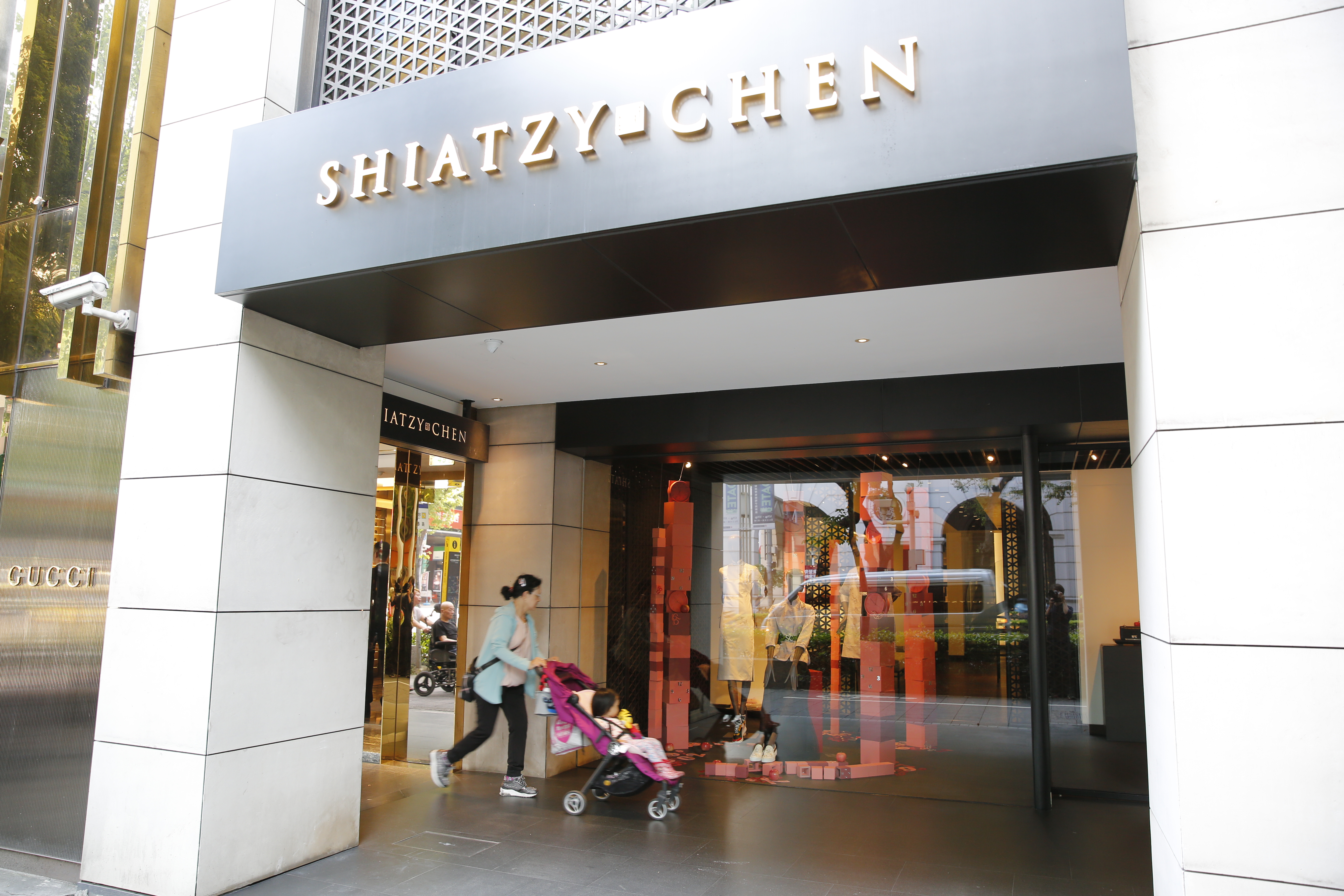 夏姿由王陳彩霞、王元宏夫妻一同創立，專注於設計與生產高級時裝。