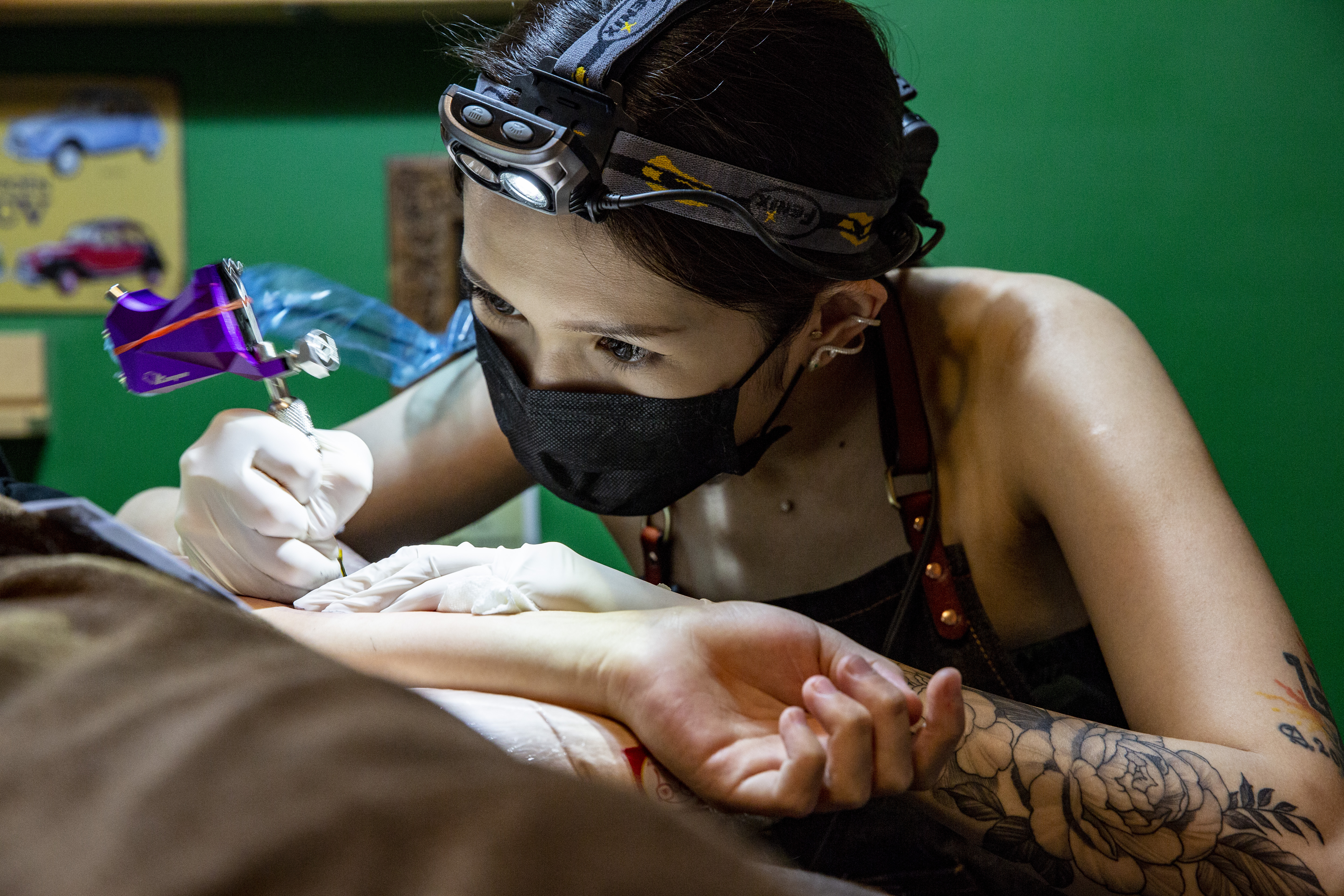 Liz刺青時不太說話，過程中，有的客人會開始述說故事，有的則是一句話都不說。