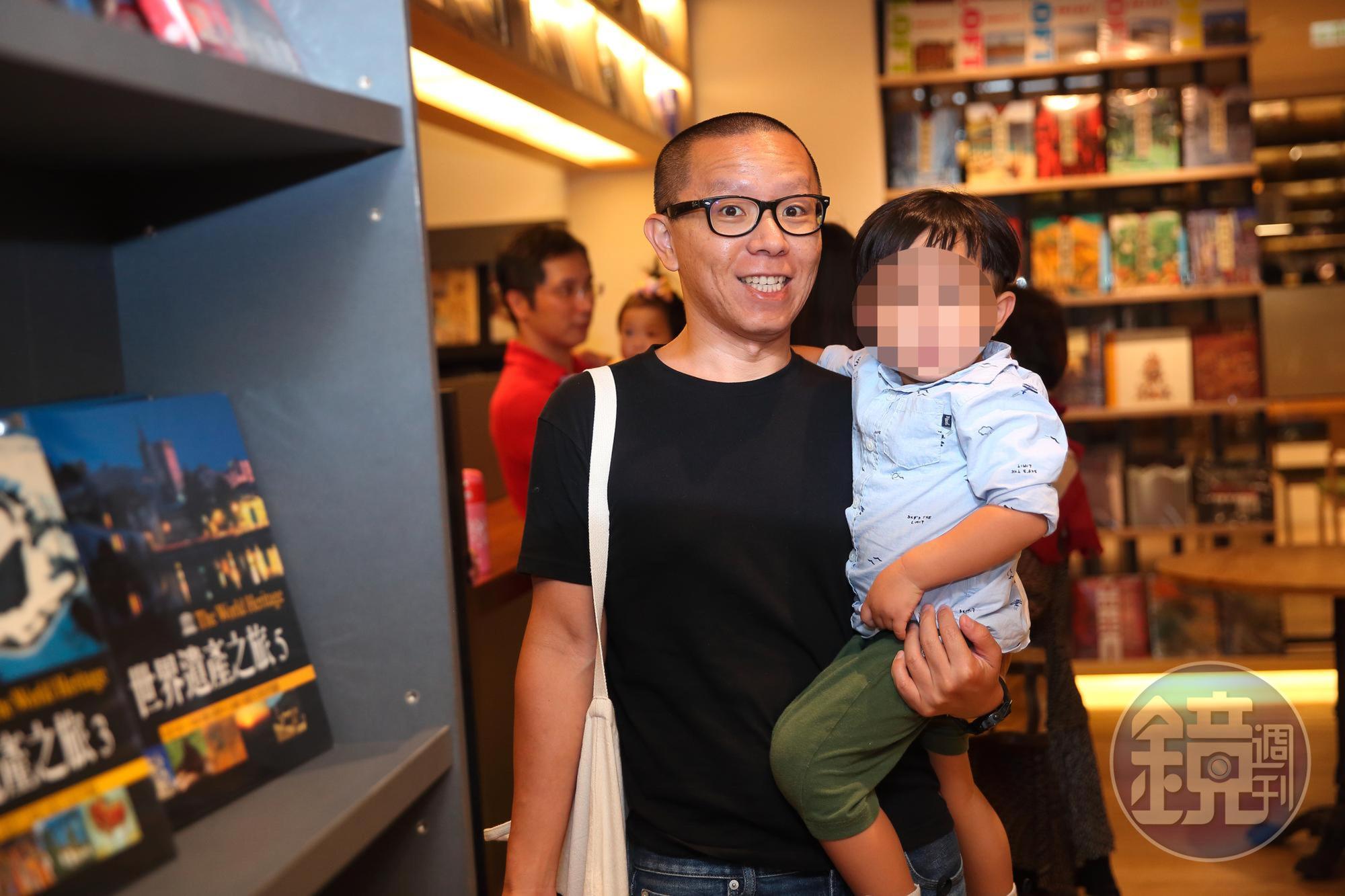 王品創辦人戴勝益之子戴東杰未進王品工作，自己在外開設時尚風格設計旅店「CHECK Inn」。