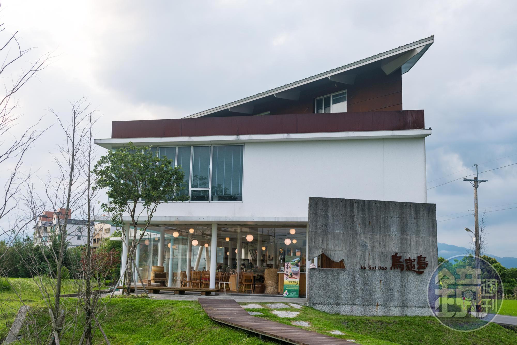 座落在冬山鄉稻田間的「烏龜島」,是家美麗的伴手禮店。