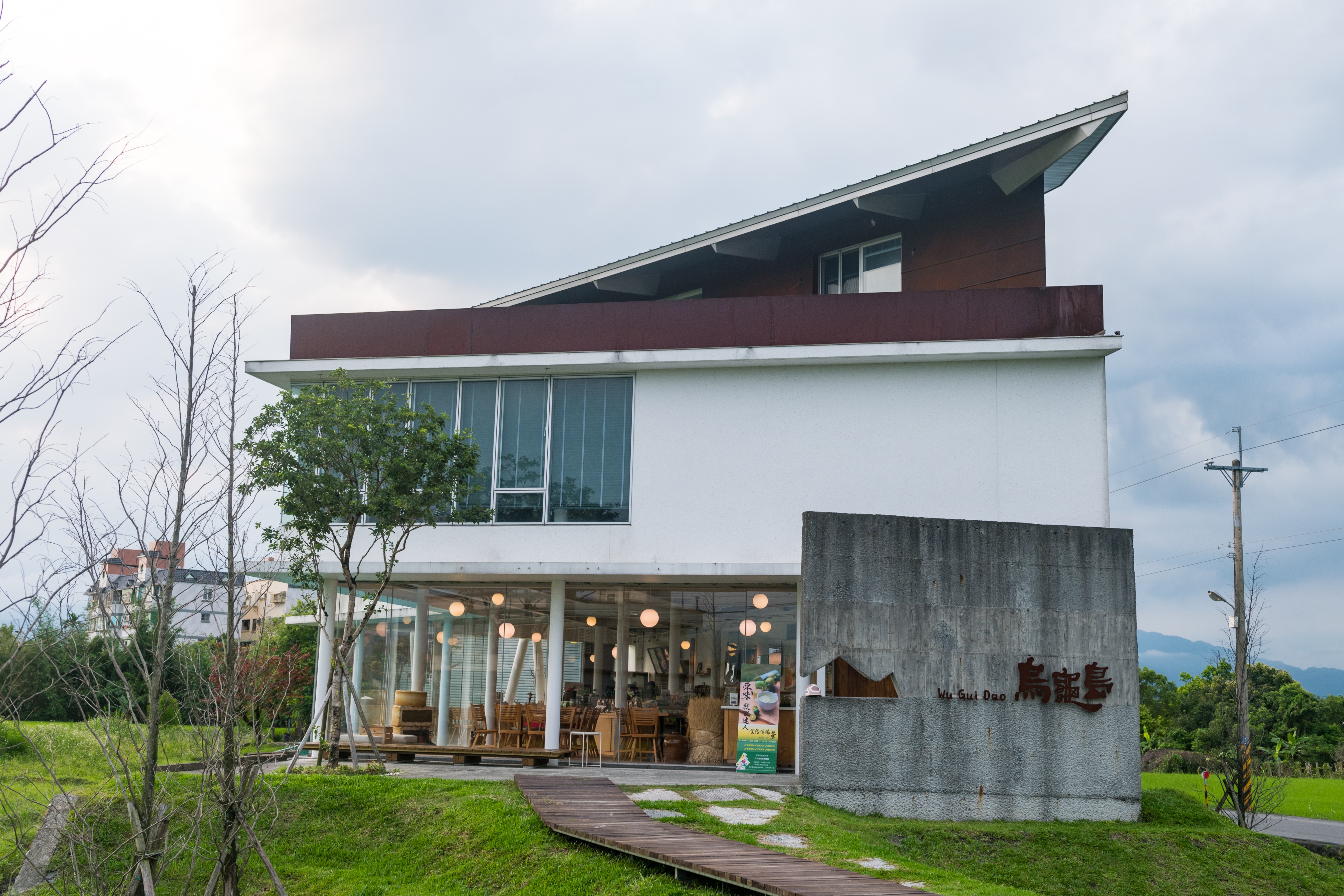 座落在冬山鄉稻田間的「烏龜島」，是家美麗的伴手禮店。