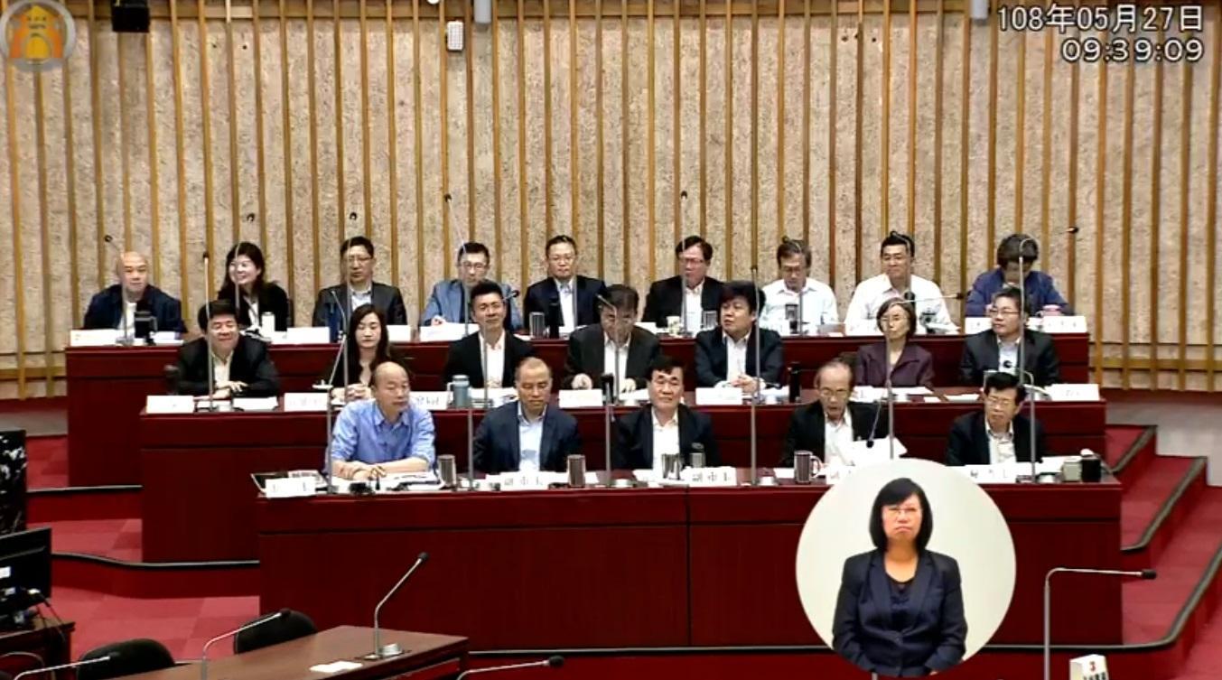 鄭光峰詢問在場備詢的局處首長說：「贊成韓國瑜轉換跑道選總統的請舉手」，結果沒有任何人舉手，場面尷尬。（翻攝自高雄市議會臉書）