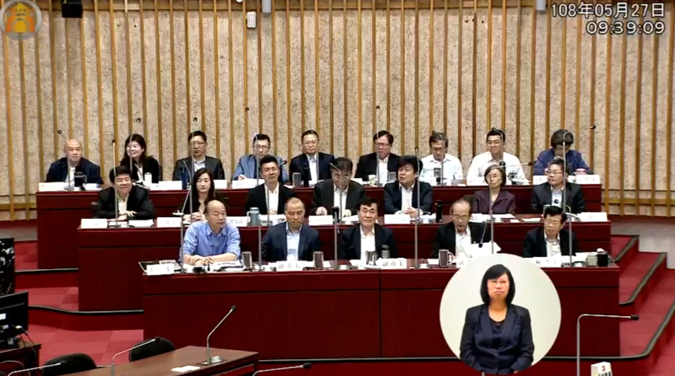 鄭光峰詢問在場備詢的局處首長說：「贊成韓國瑜轉換跑道選總統的請舉手」，結果沒有任何人舉手，場面尷尬。（翻攝自高雄市議會臉書）