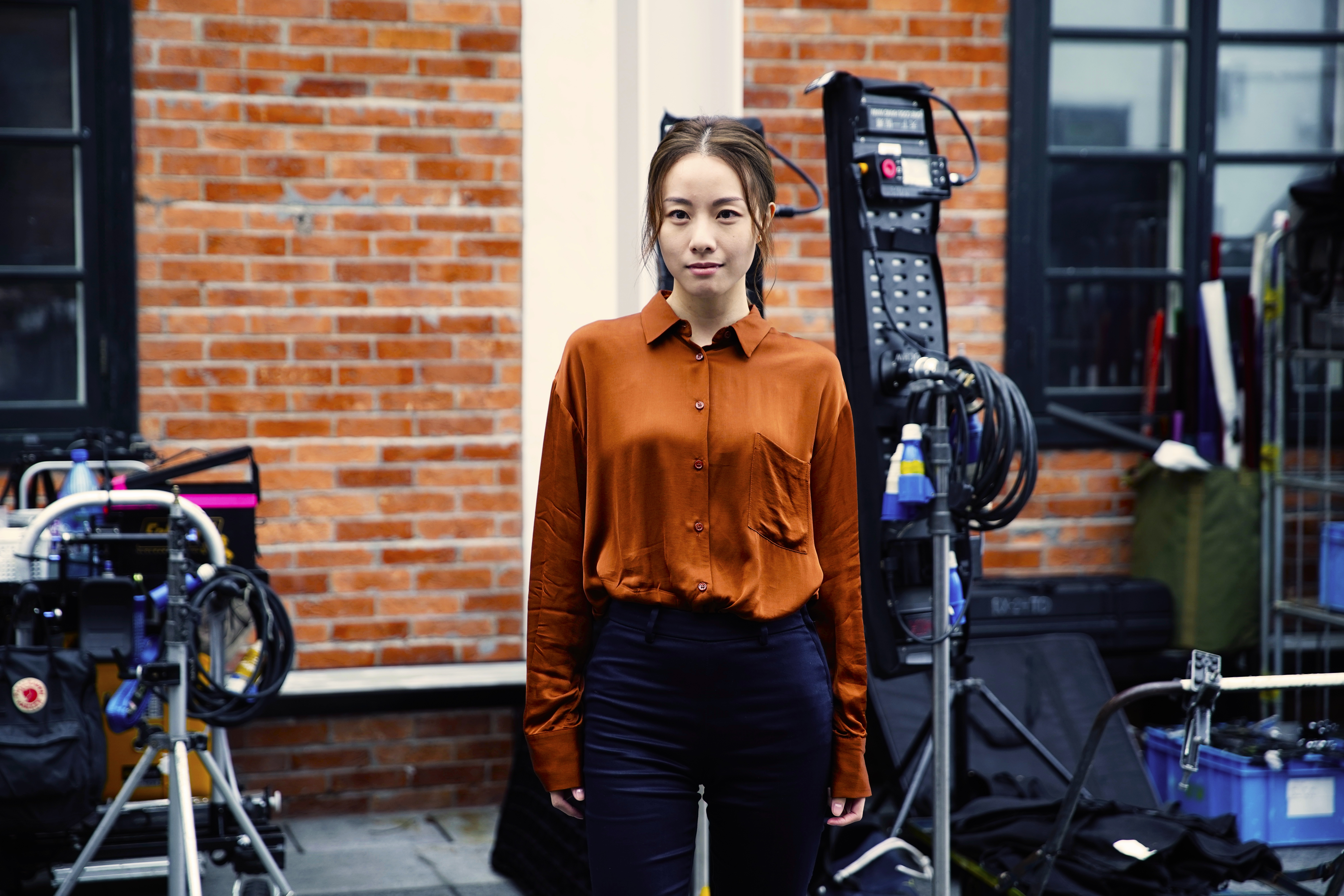  與男友王子長不時高調放閃的港星鄧麗欣在新片《殘影空間》飾演精神科法醫，協助警方偵辦由精神病患犯下的命案。（全亞影視提供）