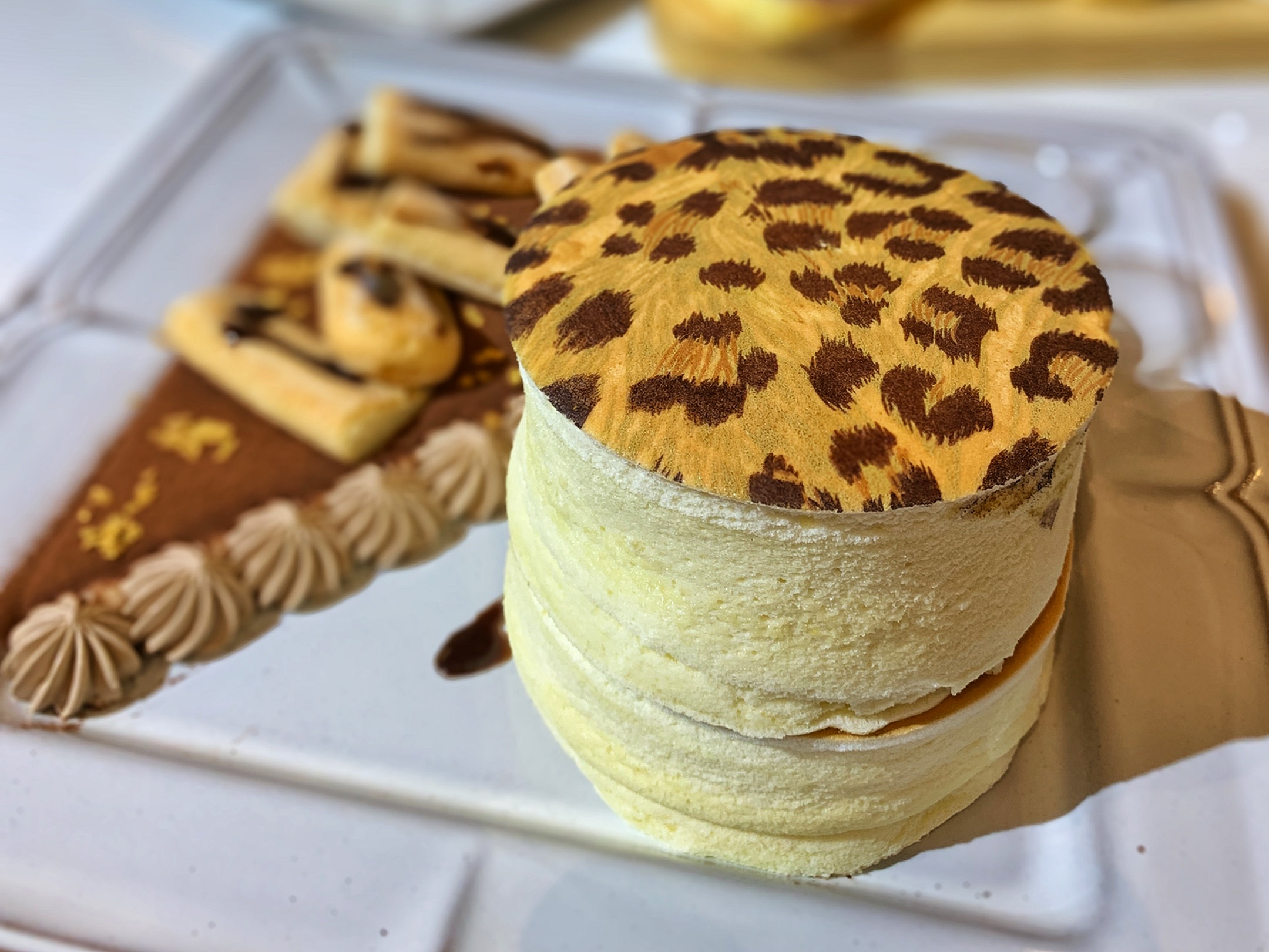 「六角國際餐飲集團」推出全新輕食甜點品牌「Engolili 英格莉莉輕食館」，搶攻年輕女性市場。