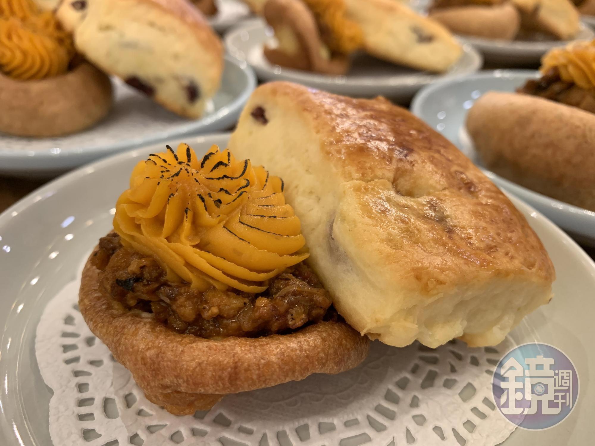 小分量輕食有厚實鬆軟的「英式司康」（右，120元／份），或以地瓜泥取代馬鈴薯泥製成的「牧羊人派」（左，160元／份）。