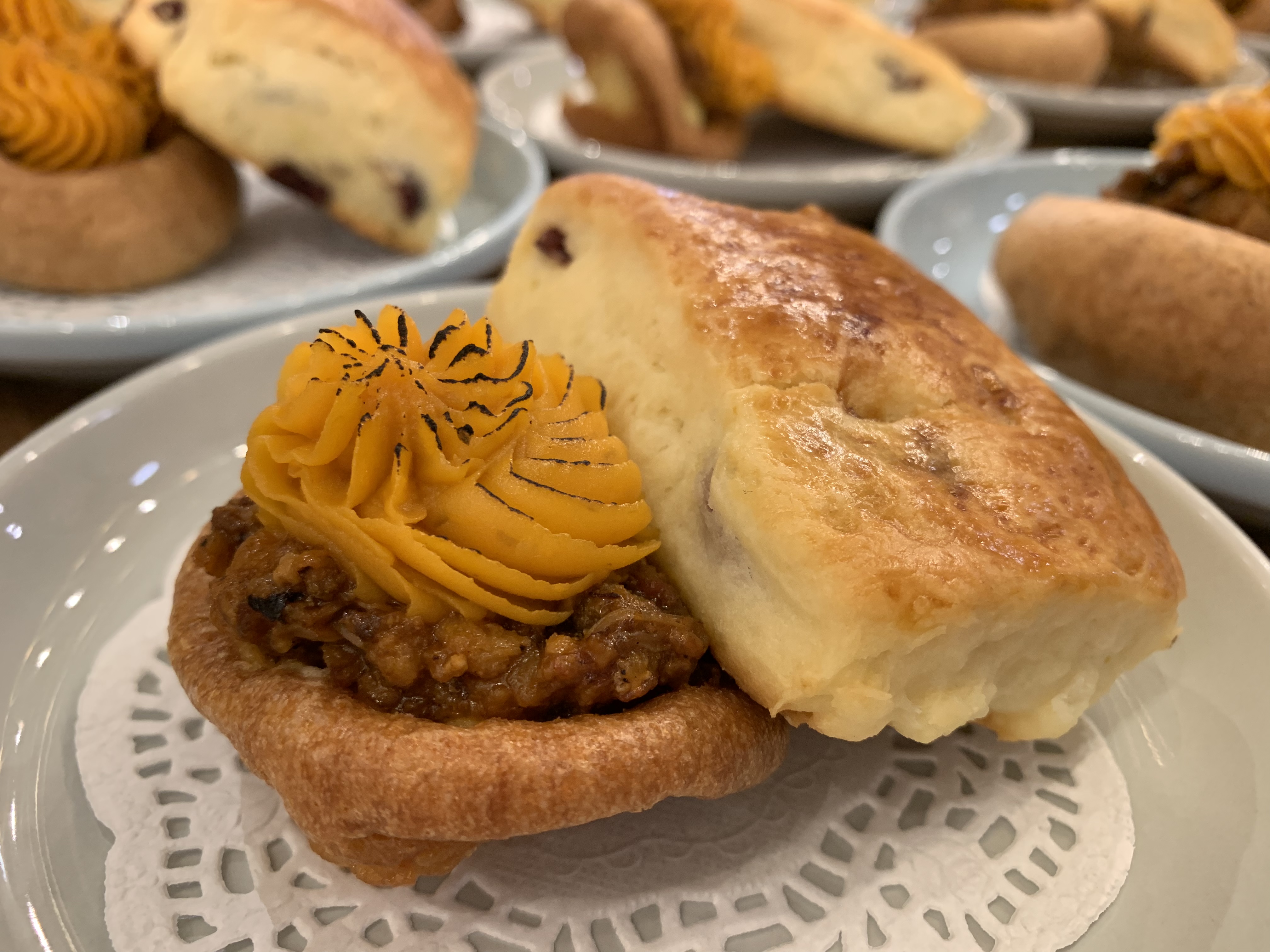 小分量輕食有厚實鬆軟的「英式司康」(右,120元/份),或以地瓜泥取代馬鈴薯泥製成的「牧羊人派」(左,160元/份)。