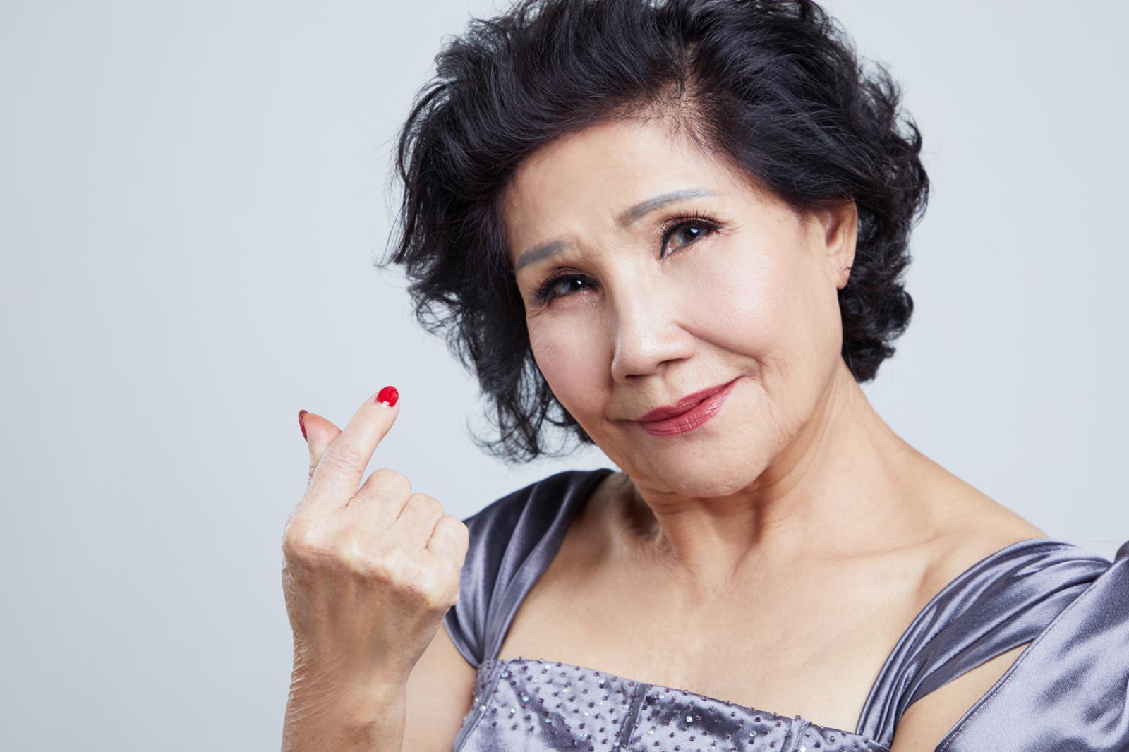 75歲高齡的阿美族「阿嬤級」歌手盧靜子，將於5月28日推出新專輯《尋樂》。（野火樂集提供）