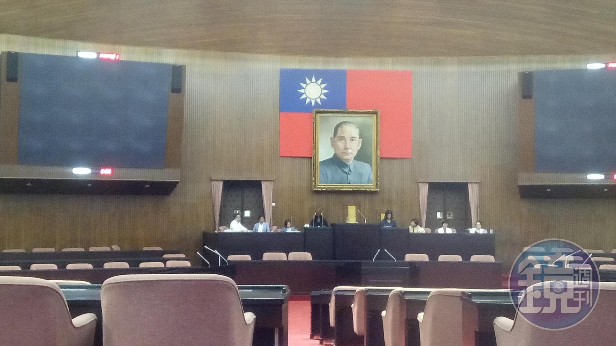 包括綠委鄭運鵬、管碧玲等人中午占領議場主席台，要確保明天的中選會主委人事投票不受影響。