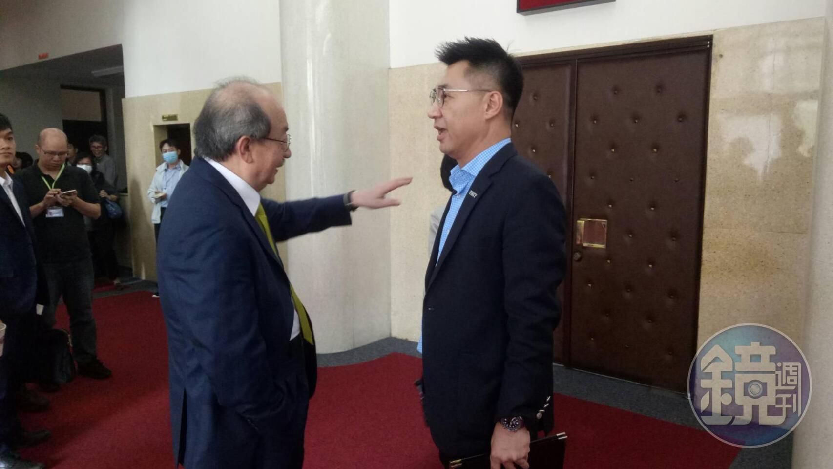 眼見議場被綠委占據，國民黨團總召江啟臣（右）怒批民進黨團總召柯建銘（左）耍賤招。