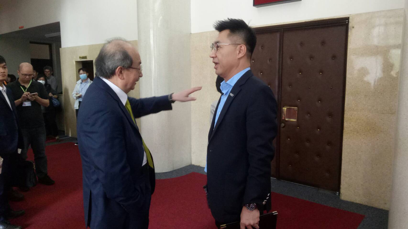 眼見議場被綠委占據，國民黨團總召江啟臣（右）怒批民進黨團總召柯建銘（左）耍賤招。