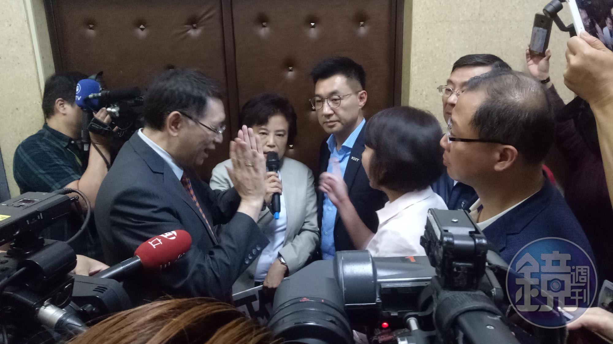 立法院祕書長林志嘉（左）與國民黨團立委溝通。