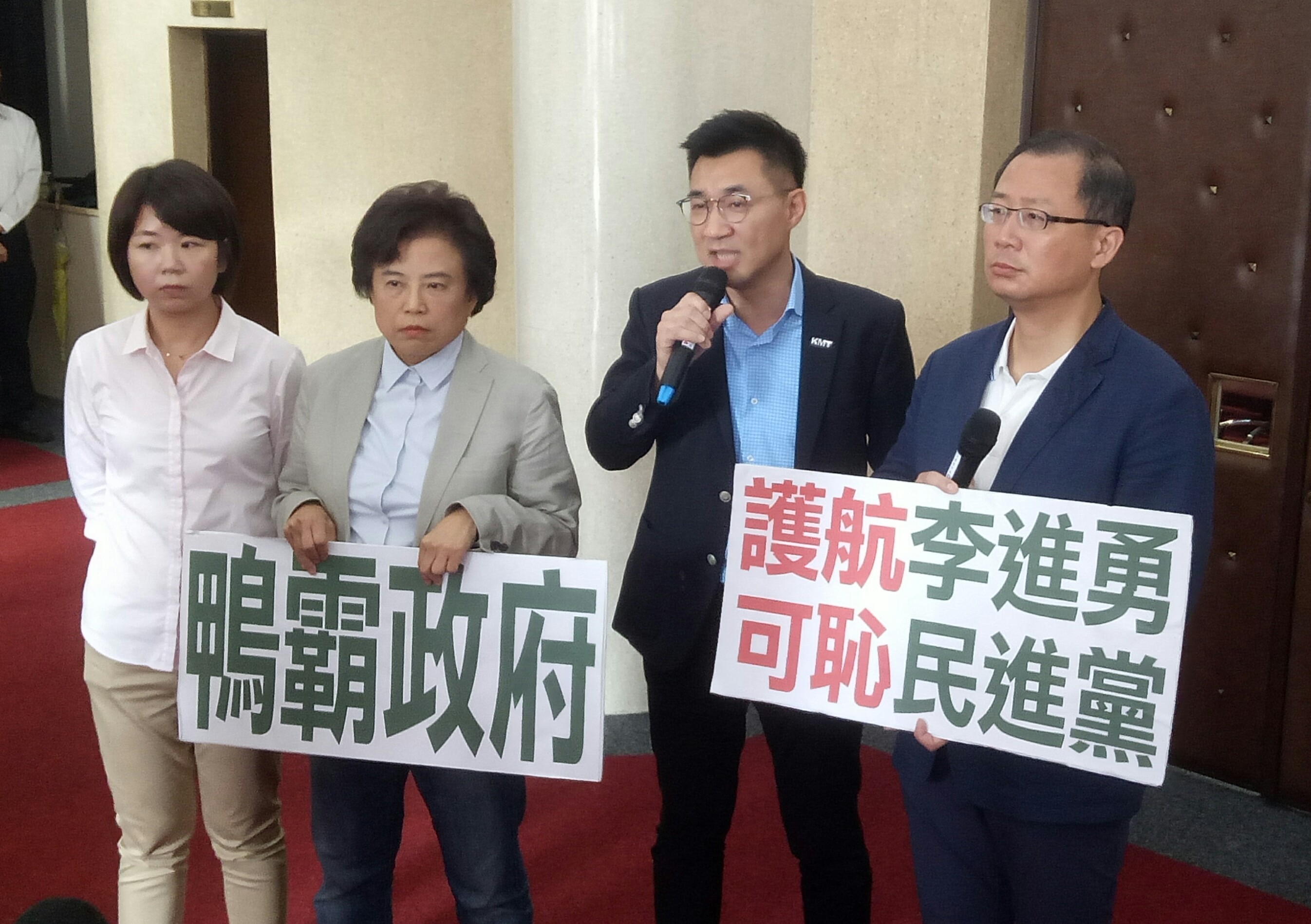 國民黨立委在議場外開記者會痛批民進黨作弊。
