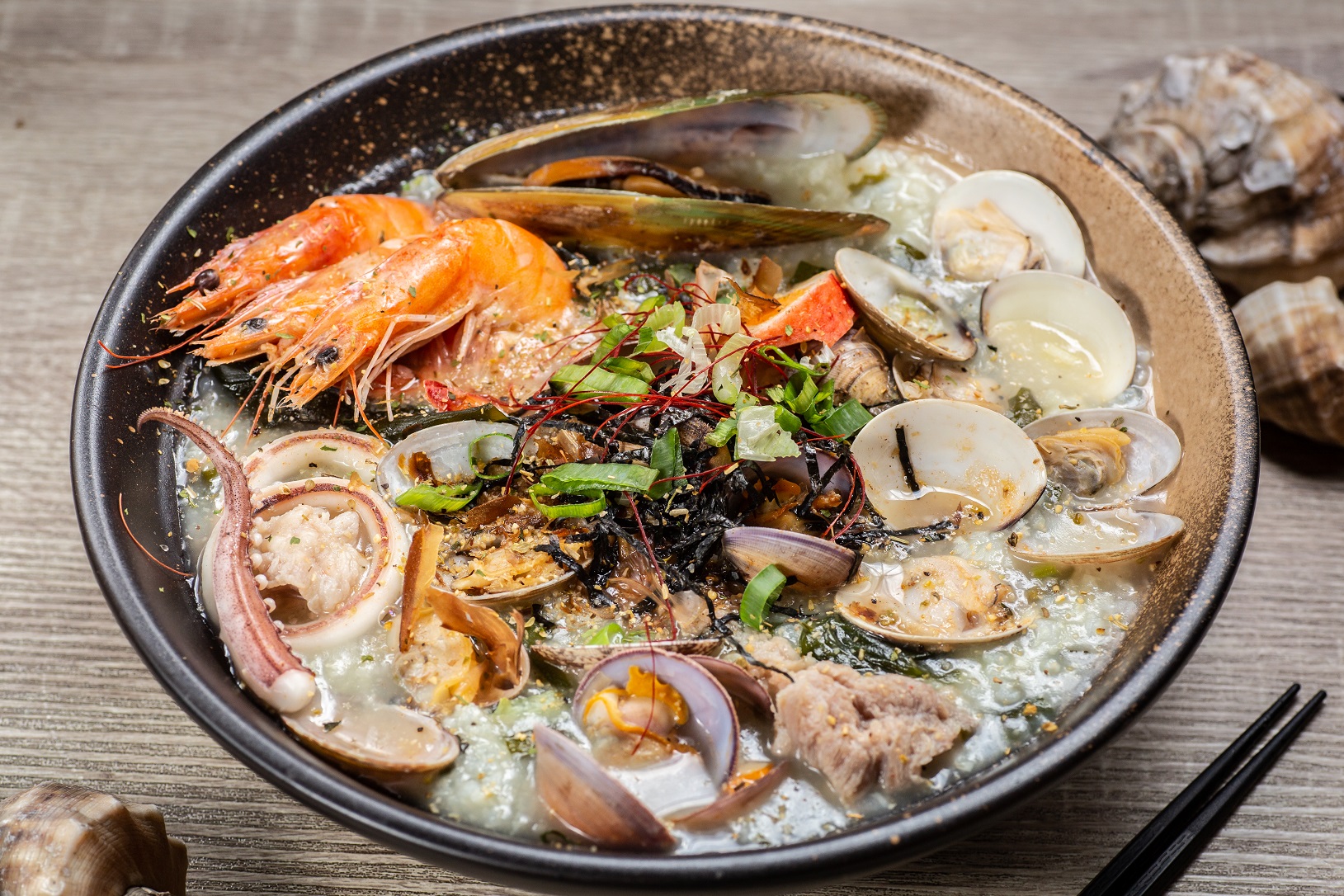 「漁民自家」的海產粥，有多種海鮮入料，加入自家配方熬煮，每口粥都吃得到鮮味。（180元起／份）