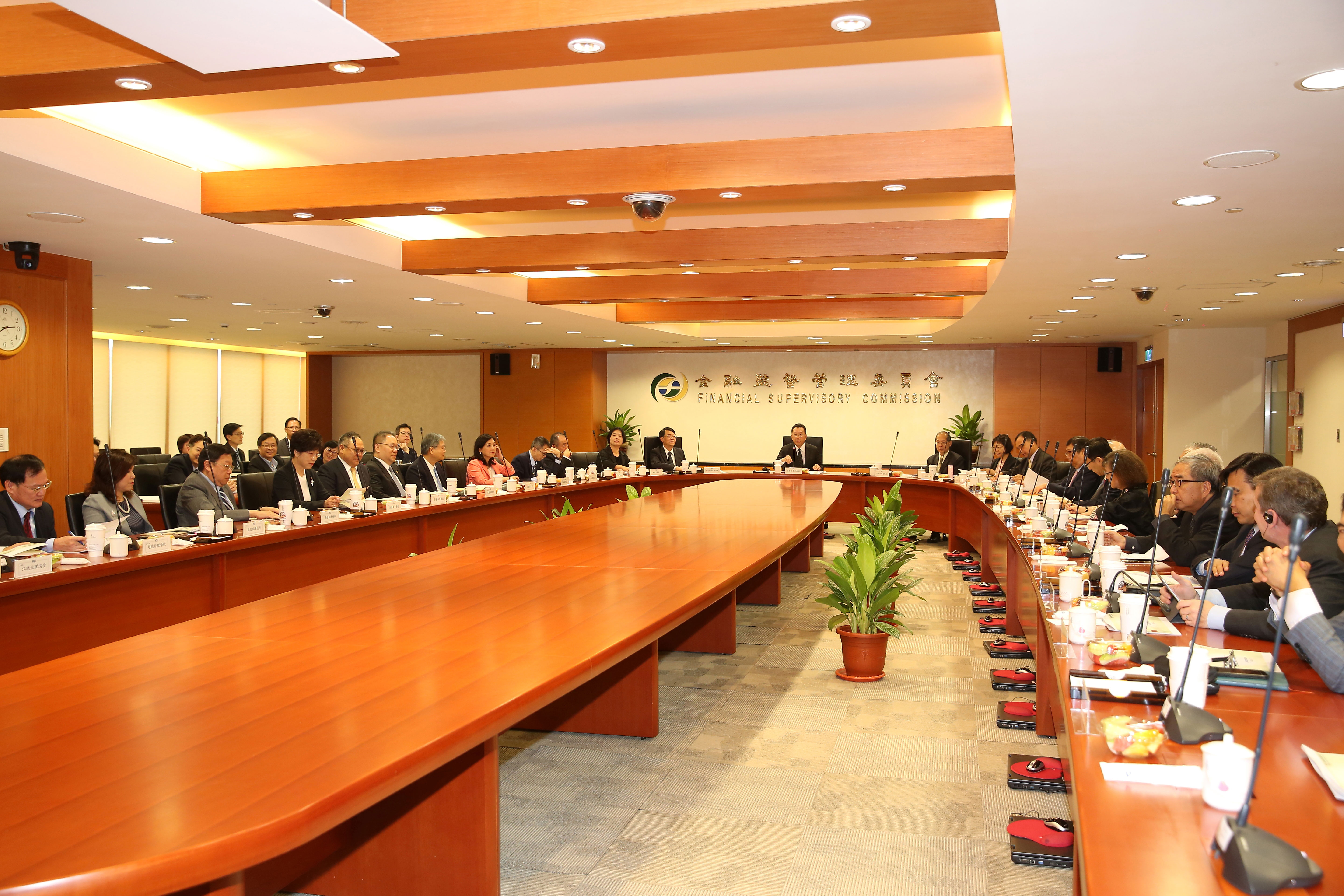 金管會提出「五藥方」,力求降低壽險公司經營風險,導正保險業過度吸金的問題。