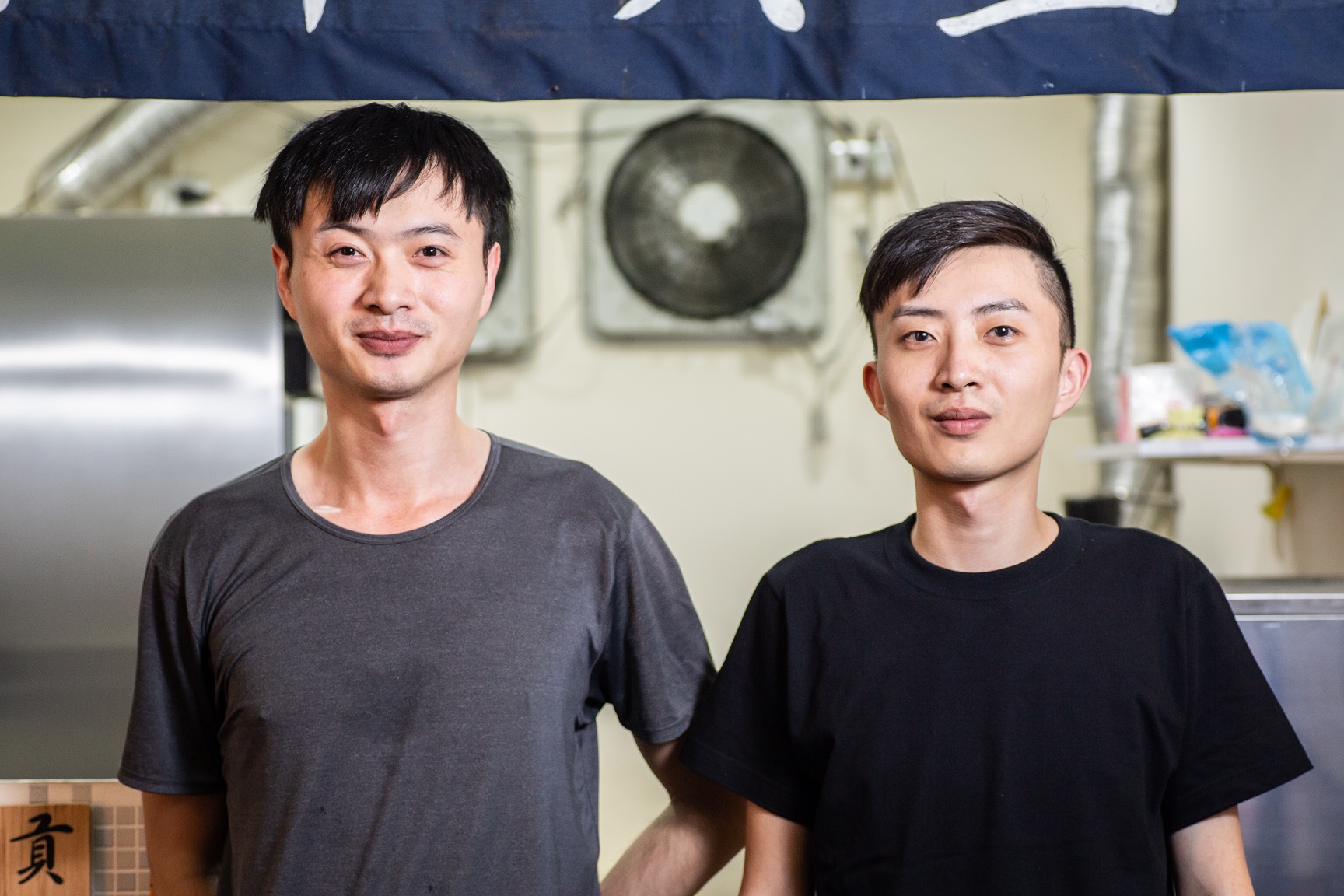 哥哥眭平(左)和弟弟眭廷(右)一起經營臭豆腐小店。