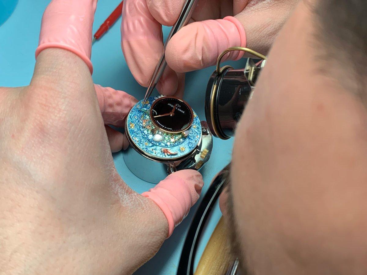 製錶師正在組裝「錦鯉幻蓮」動偶結構的微細零件。