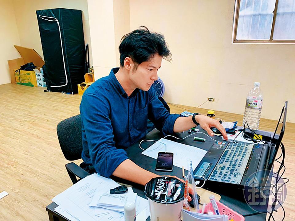 呂金象接受本刊訪問相當盡責宣傳停車場，停車場位於三重重新路五段479號，希望粉絲多多捧場。（讀者提供）