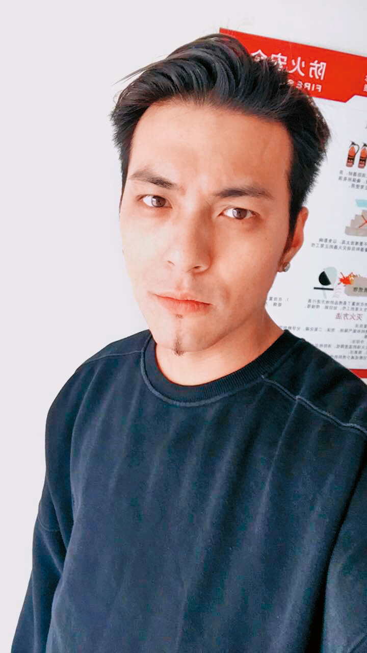 嘎嘎曾多次被本刊直擊帶妹約會，但現在出現在版面上，多是老實在當上班族。（翻攝自嘎嘎臉書）