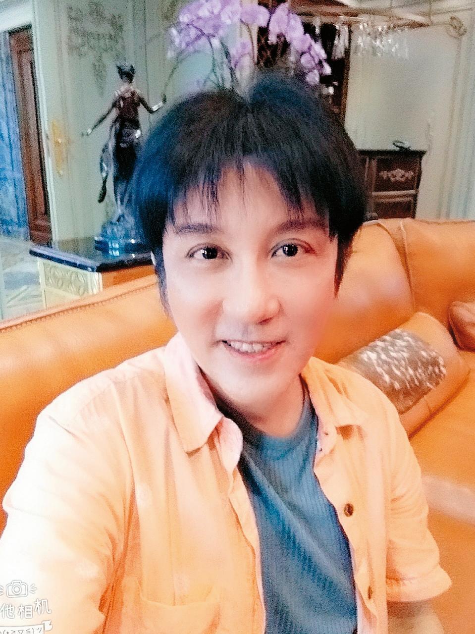 江明學在燒肉店幫忙，還會唱歌給客人聽。（翻攝自江明學臉書）