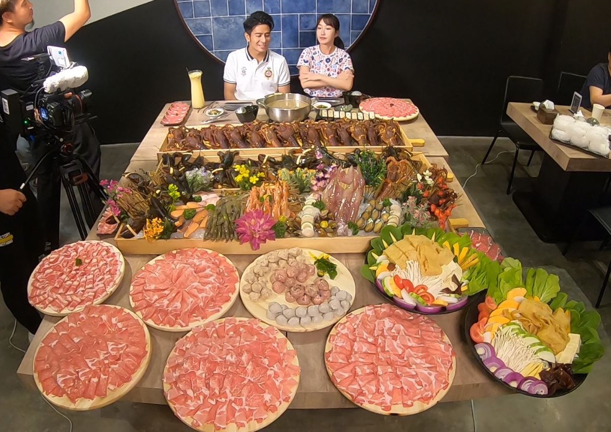 郭彥均、巴鈺到海鮮火鍋店，體驗超澎湃30人海鮮鍋套餐。（中天提供）