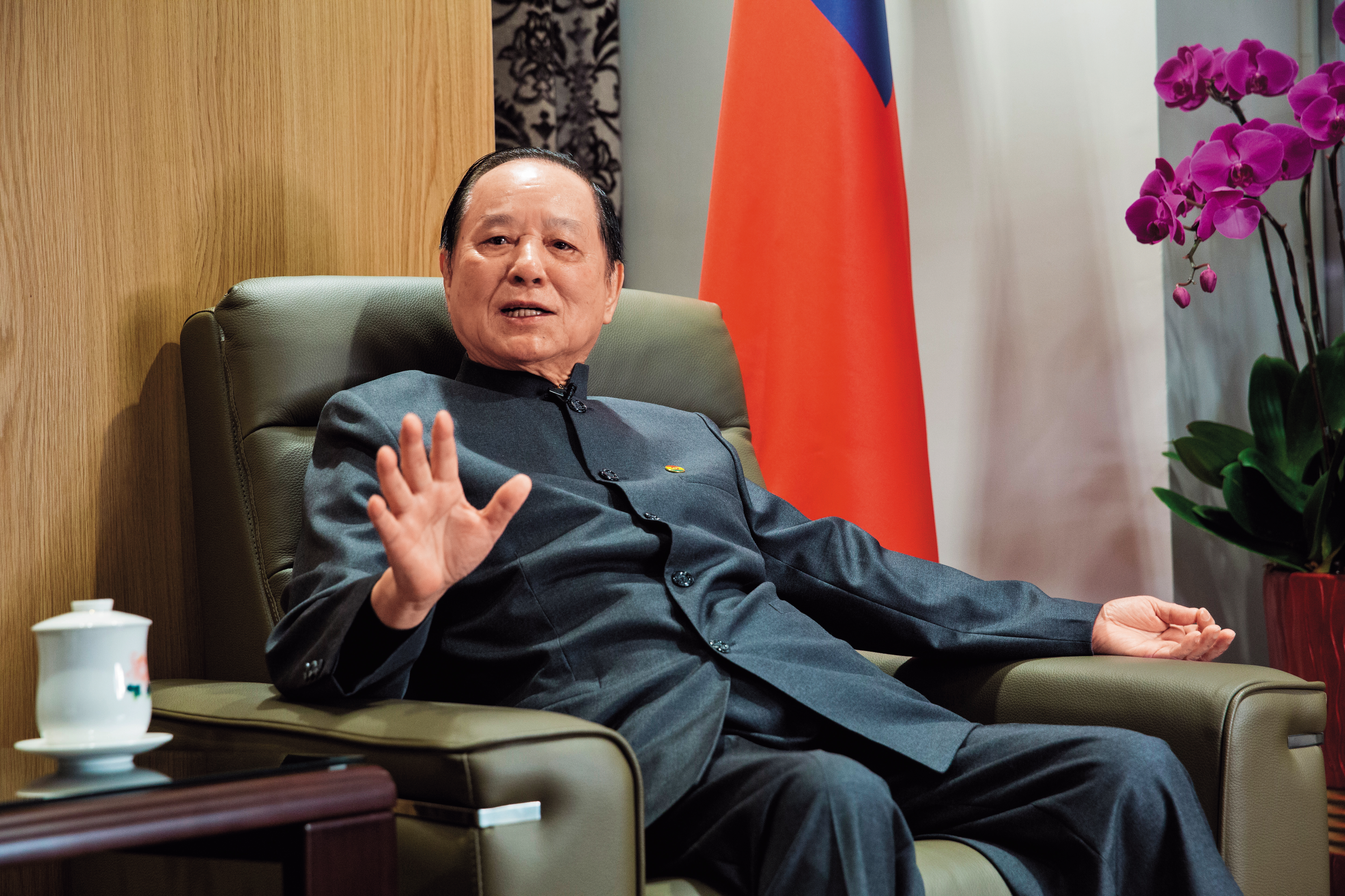 柯韓暗中角力,日前說要替柯P連署的妙天,如今卻替挺韓造勢大會出錢出力。