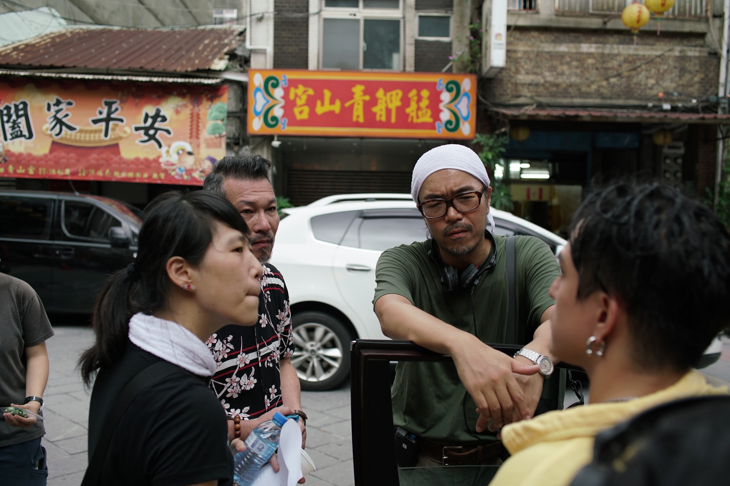 半野喜弘（右2）透露，黃仲崑（左2）拍攝《亡命之途》時，每天都會提供新點子。（威視電影提供）