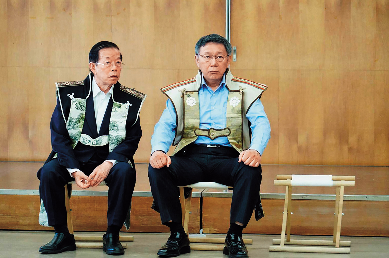 參選與否，柯P（右）曾以日本「桶狹間之戰」笑喻：天亮、下雨，就出兵。圖為柯訪日與駐日代表謝長廷（左）一起換上武士服。（台北市政府提供）