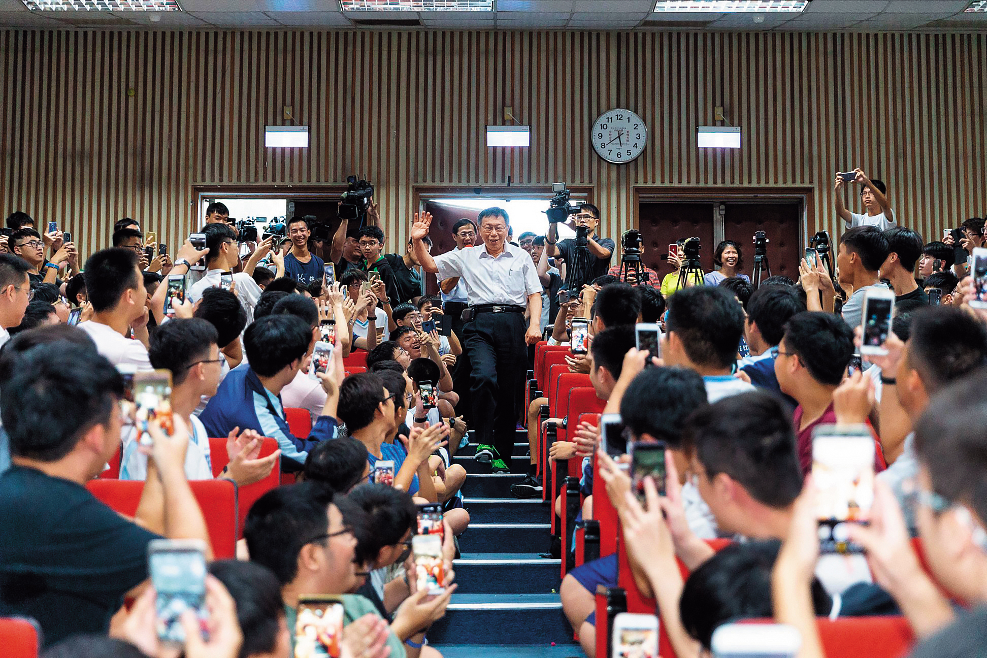 柯P赴雄中演講,學生夾道歡迎,背後卻傳出韓市府教育局一通電話就讓校方不敢出席。