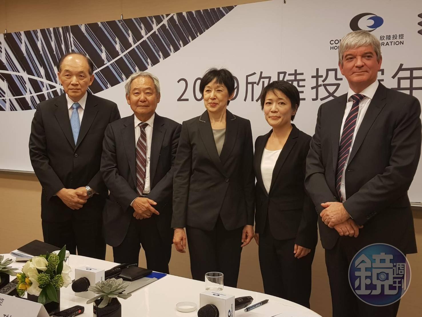 欣陸投控董事長殷琪（中）今（27日）親自出席參加年度媒體茶敘，介紹2位新就任的骨幹新血。（左為欣達環工總經理周黎明、左2為大陸建設董事長張良吉、右2為欣陸控股執行長張方欣、右為大陸工程執行長Mr.Simon Buttery）