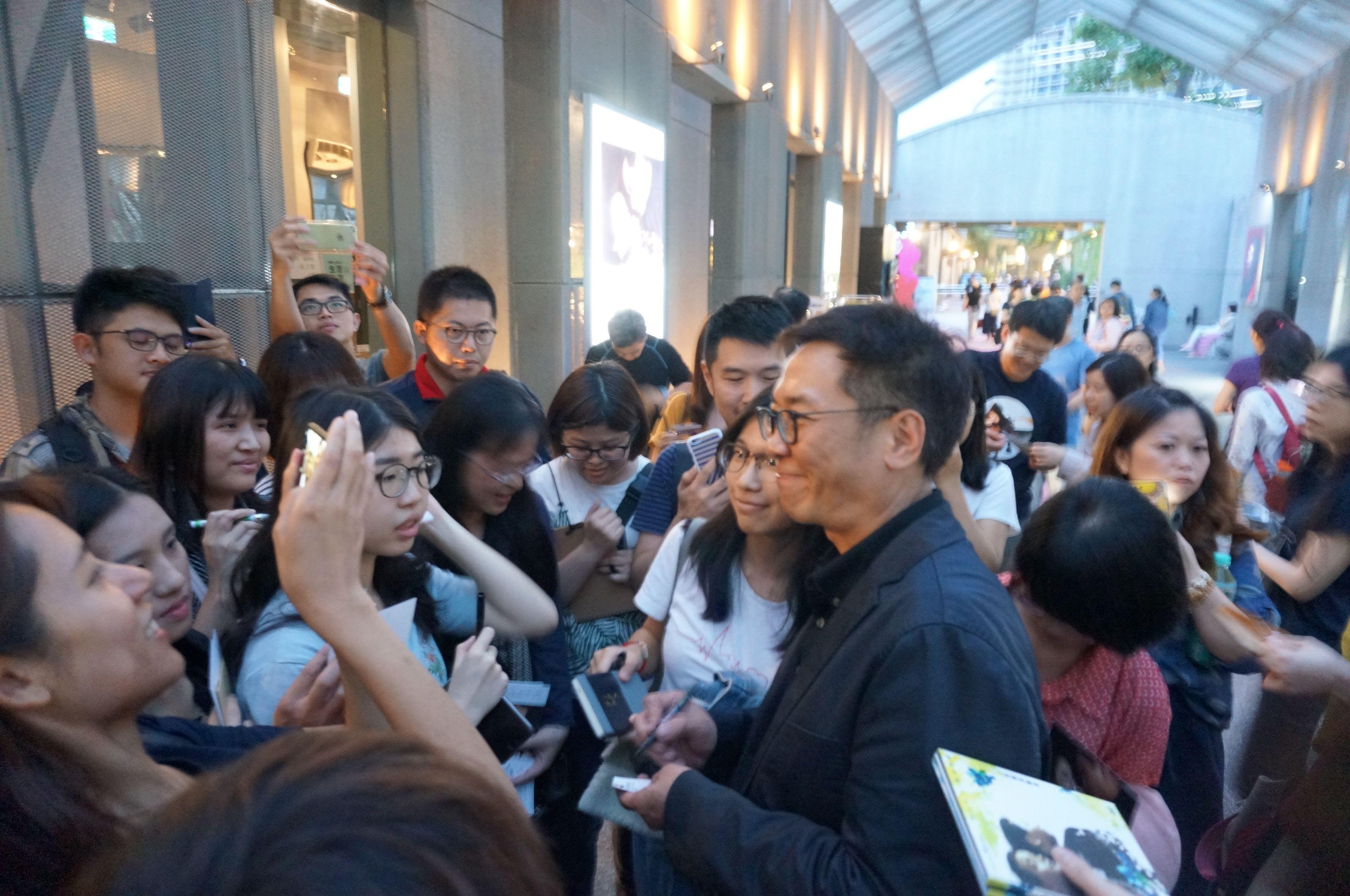 許多熱情的影迷會後包圍關錦鵬索取簽名。 （甲上提供） 
