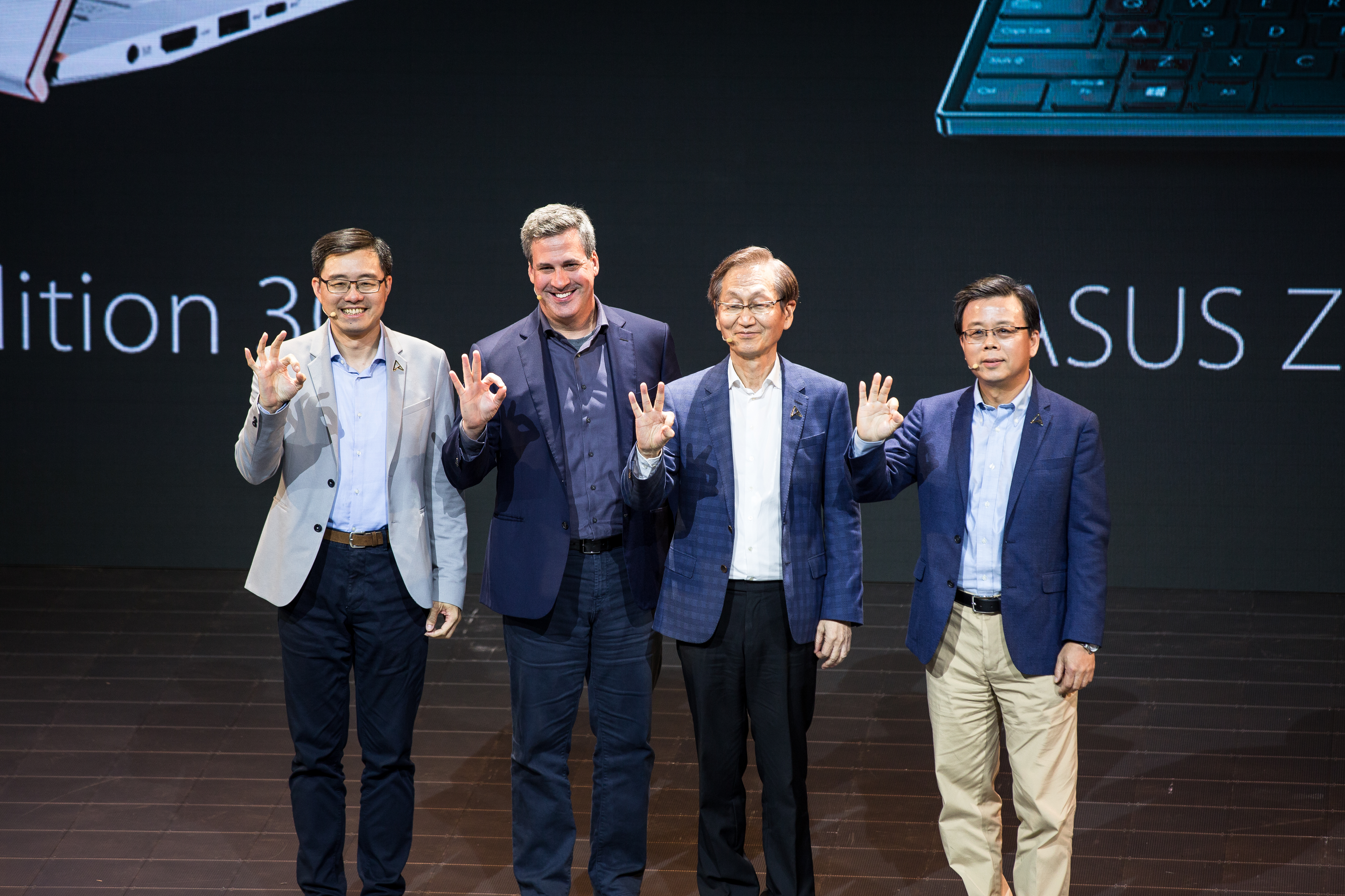 華碩董事長施崇棠（右2）攜手共同執行長許先越（左1）和胡書賓（右1），在Computex台北國際電腦展展前記者會發表眾多新品。