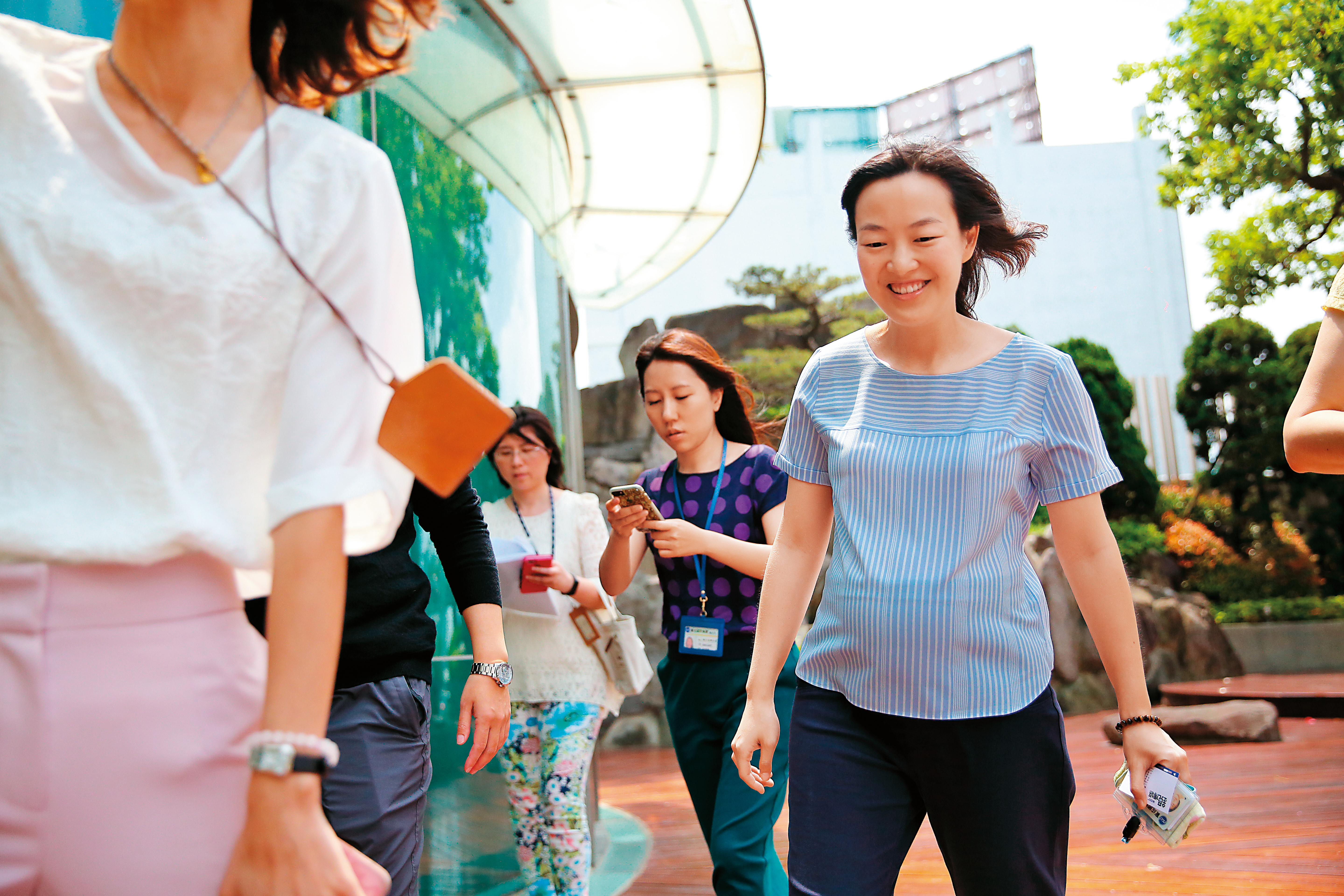 本刊4月底直擊蔡佩君挺著6個月身孕，卻仍健步如飛處理公事。