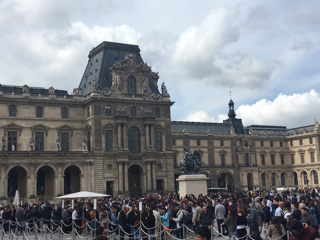 羅浮宮於27日無預警關閉,原因是接待員和保安大罷工。(翻攝自Ariel Ferrer推特)