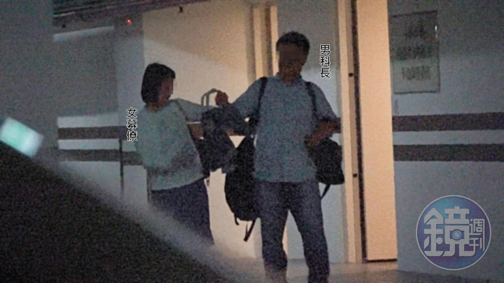 5月19日12:22 過夜退房：柯P女幕僚5月18日與男科長到飯店過夜，19日中午帶著行李退房。
