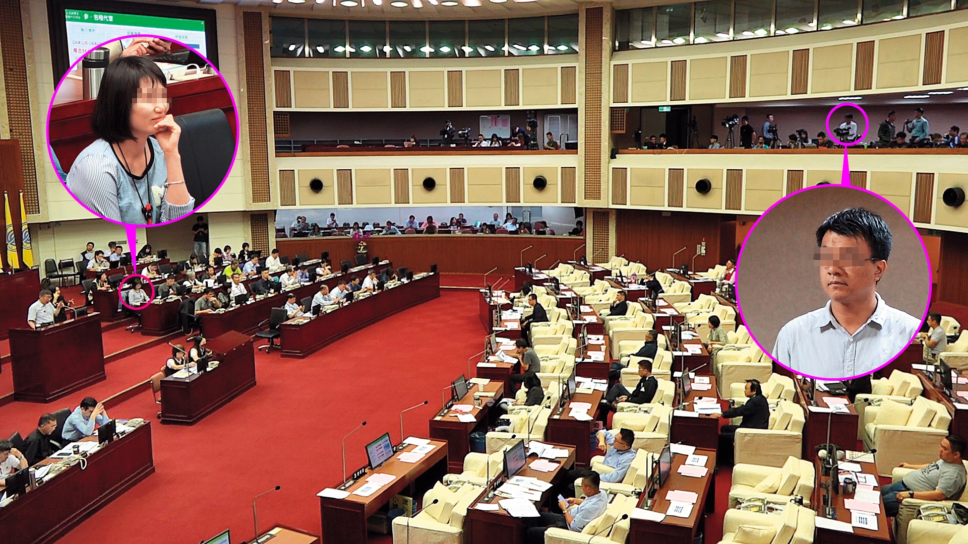 台北市長柯文哲5月20日到議會進行專案報告並備詢，女幕僚卻在台下與工務局男科長眉來眼去。