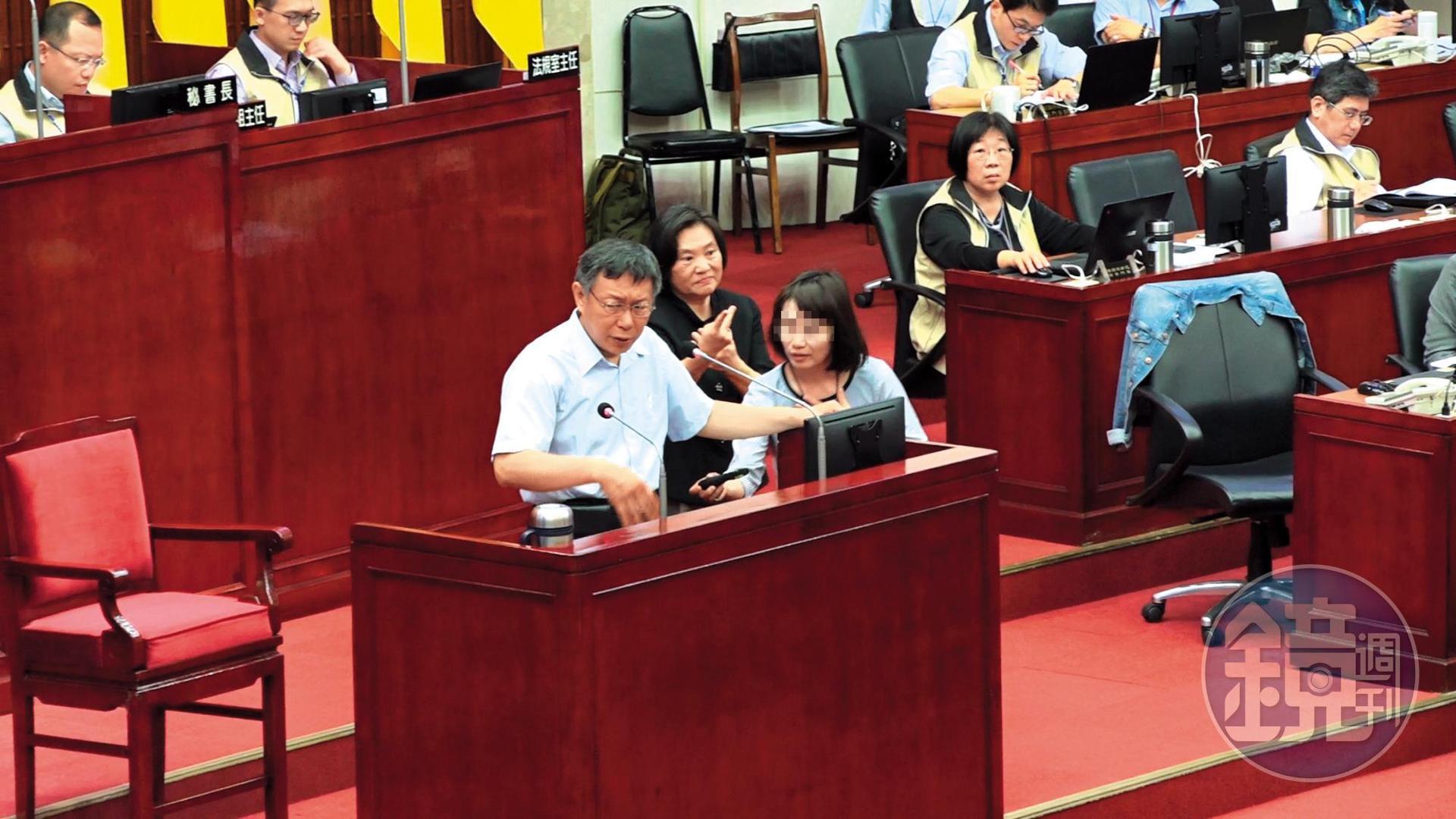 柯文哲接受議員質詢時,女幕僚不時上台提供資料,幫柯解圍。
