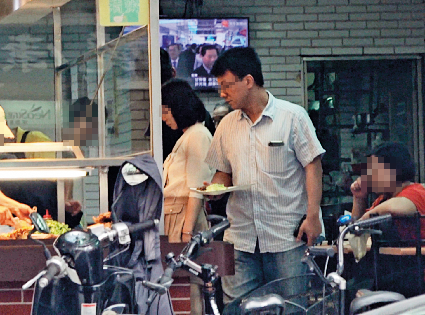 5月22日12:58 共進午餐：男科長與女幕僚5月22日中午，一起到南港吃自助餐。